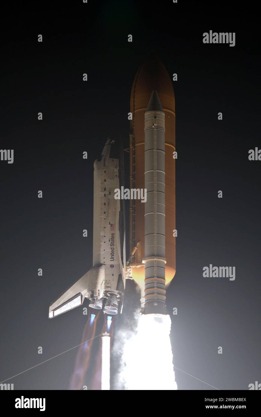 La navette spatiale Discovery a été lancée le 28 août 2009, avec sept membres d'équipage du STS-128 pour se rendre à l'ISS. La mission de 13 jours a livré plus de sept tonnes de fournitures, de supports scientifiques et d'équipement, y compris un congélateur, un compartiment de couchage et un tapis roulant COLBERT. L'équipage comprenait Rick Sturckow, Kevin Ford, John Olivas, Christer Fuglesang, Patrick Forrester, Jose Hernandez et Nicole Stott. Banque D'Images
