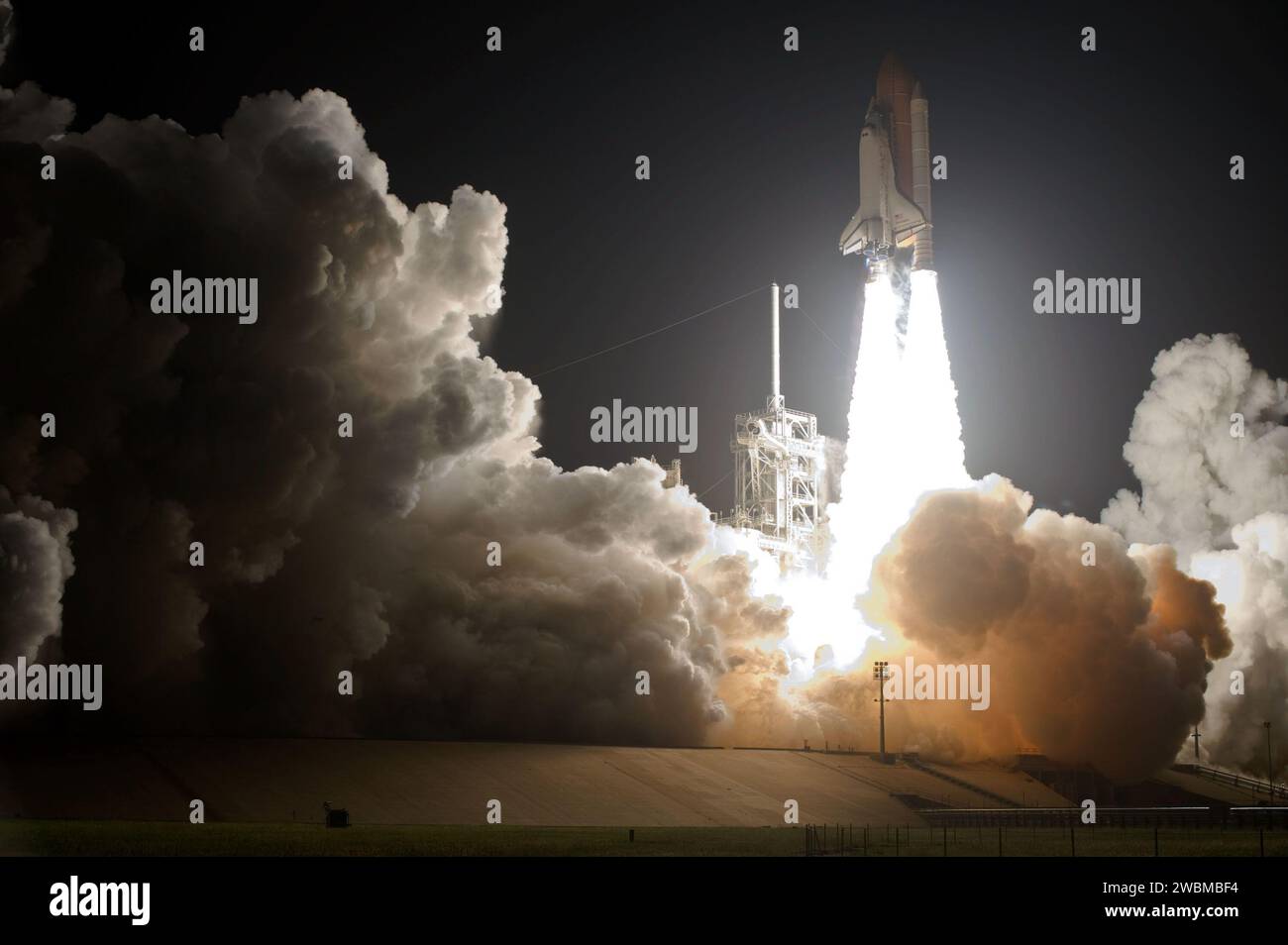 L'équipage du STS-128 à bord de la navette spatiale Discovery a été lancé le 28 août 2009 à destination de l'ISS. La mission de 13 jours a livré des fournitures et du matériel, dont un congélateur, un compartiment de couchage et un tapis roulant COLBERT. L'équipage comprenait Rick Sturckow, Kevin Ford, John Olivas, Christer Fuglesang, Patrick Forrester, Jose Hernandez et Nicole Stott. Banque D'Images