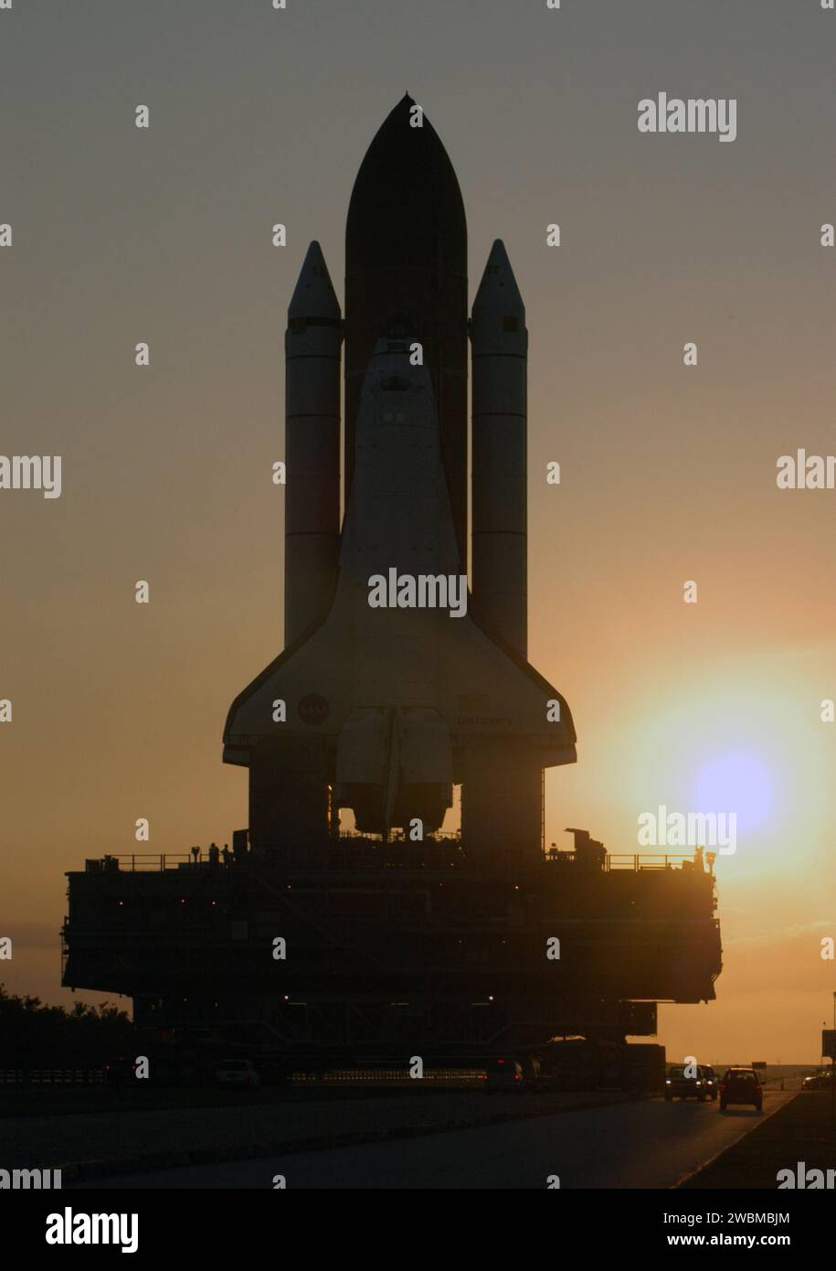 La navette spatiale Discovery s'est déplacée de la baie 3 à la rampe de lancement 39B le long de la chenille du Kennedy Space Center, couvrant 4 miles en 6 heures. La navette repose sur une plate-forme Mobile Launcher au sommet d'un Crawler-transporter. STS-114, la mission de retour au vol, est prévue entre juillet 13-31 pour une mission de 12 jours visant à tester le nouveau matériel, à améliorer la sécurité des navettes et à livrer du matériel à l’ISS. Banque D'Images