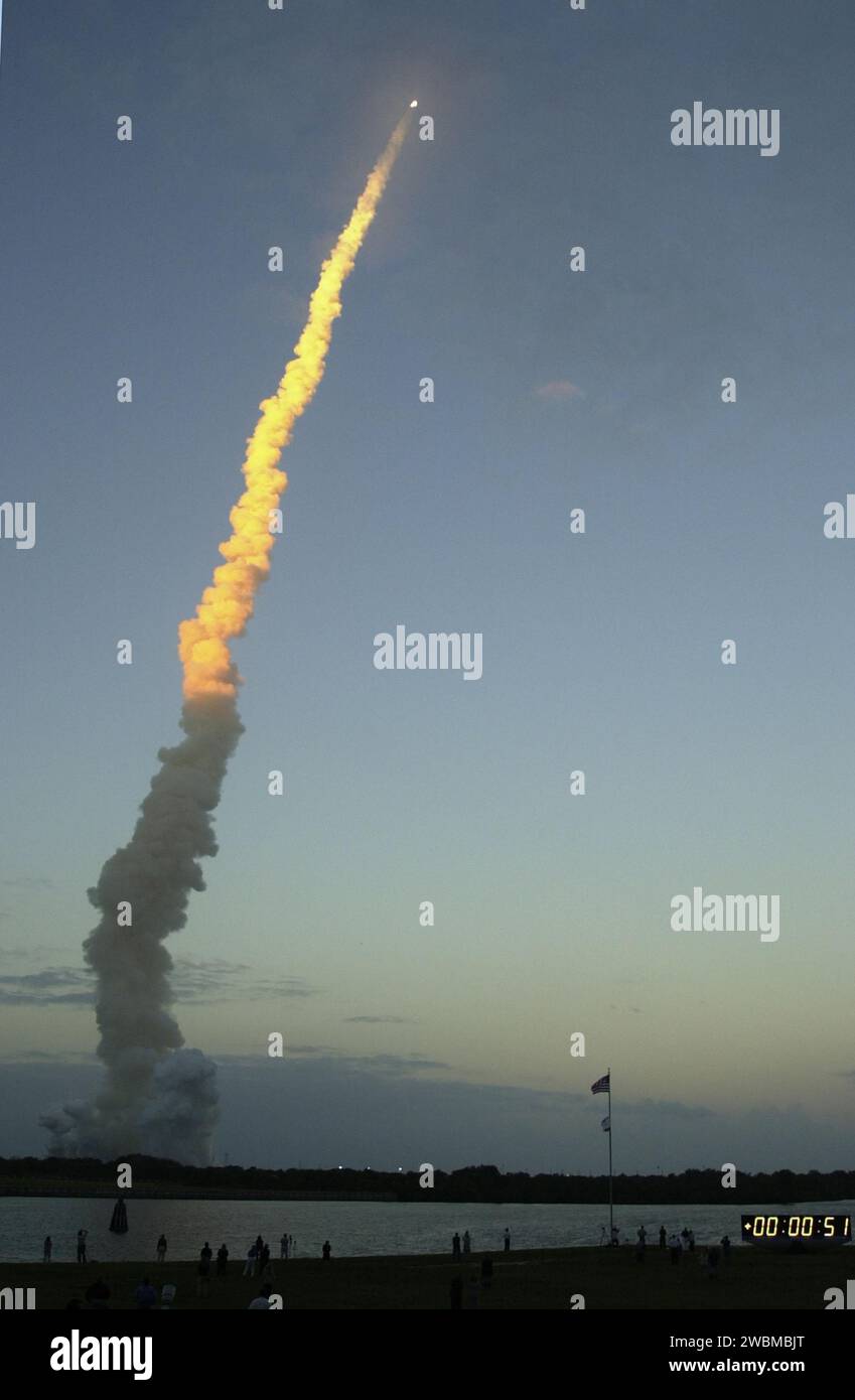 La navette spatiale Endeavour a été lancée sur STS-108 à 17 :19 :28, heure de l'est, pour s'amarrer à la Station spatiale internationale le 7 décembre. Ce 107ème vol de navette et le 12ème vol vers l'ISS est la dernière mission de navette de 2001. L’orbiteur doit atterrir à l’installation d’atterrissage de navette du Kennedy Space Center le 16 décembre à 13h05 HNE. Banque D'Images