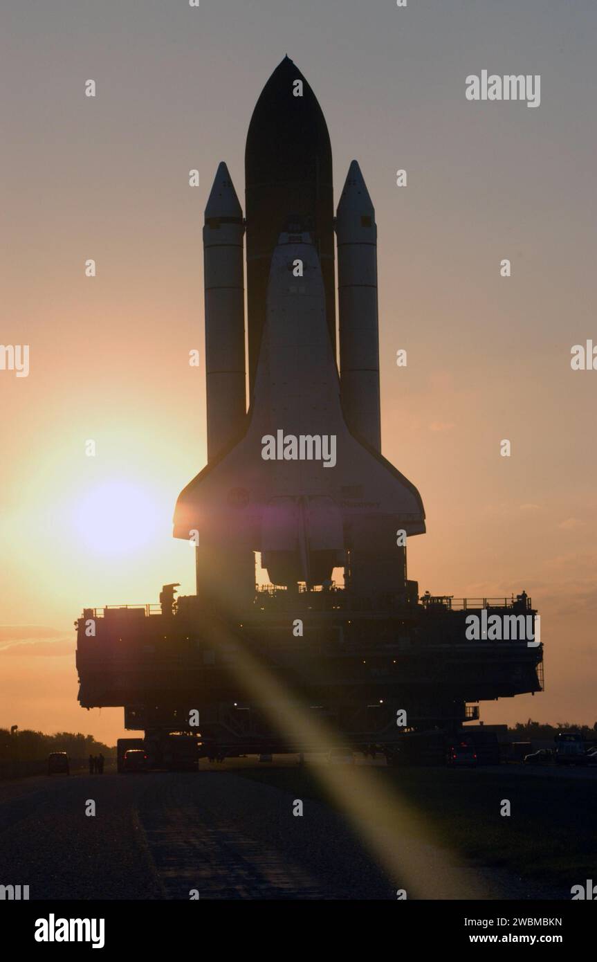 La navette spatiale Discovery a roulé de la baie haute 3 à la rampe de lancement 39B sur un transporteur à chenilles pour STS-114. La mission de 12 jours, avec un équipage de sept membres, testera le matériel de sécurité et livrera des fournitures à la Station spatiale internationale. La période de lancement est du 13 au 31 juillet. Banque D'Images