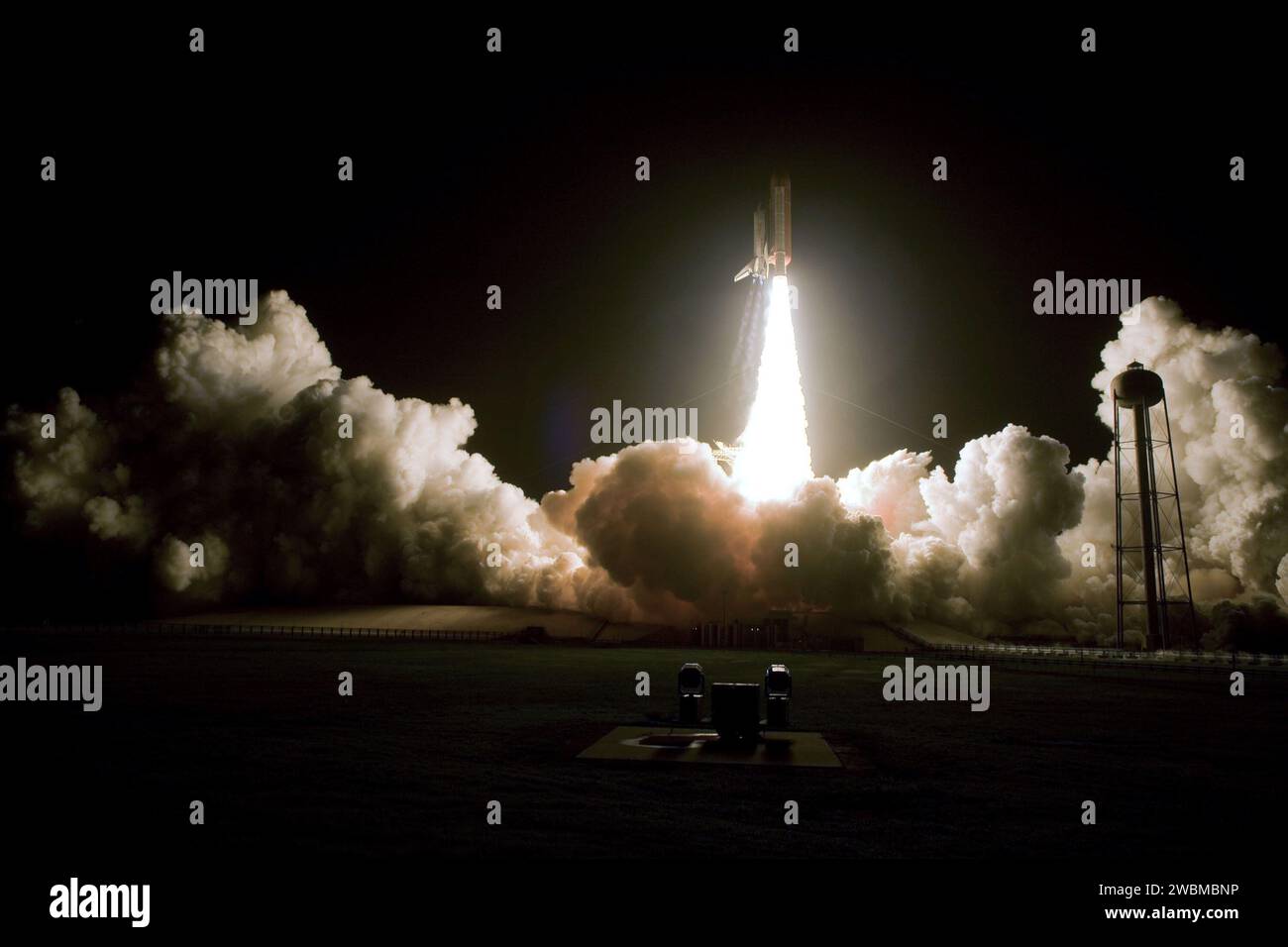 L'équipage du STS-128 à bord de la navette spatiale Discovery a été lancé le 28 août 2009 à destination de l'ISS. La mission de 13 jours a livré plus de sept tonnes de fournitures et d'équipement, y compris un congélateur, un compartiment de couchage et un tapis roulant COLBERT. L'équipage comprenait Rick Sturckow, Kevin Ford, John Olivas, Christer Fuglesang, Patrick Forrester, Jose Hernandez et Nicole Stott. Banque D'Images