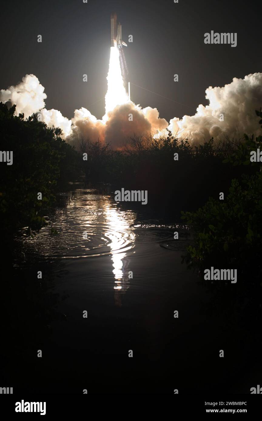 La navette spatiale Discovery a été lancée le 28 août 2009 avec sept membres d'équipage du STS-128 à bord de l'ISS. La mission de 13 jours a livré plus de sept tonnes de fournitures et d'équipement, y compris un congélateur, un compartiment de couchage et un tapis roulant COLBERT. L'équipage comprenait Rick Sturckow, Kevin Ford, John Olivas, Christer Fuglesang, Patrick Forrester, Jose Hernandez et Nicole Stott. Banque D'Images