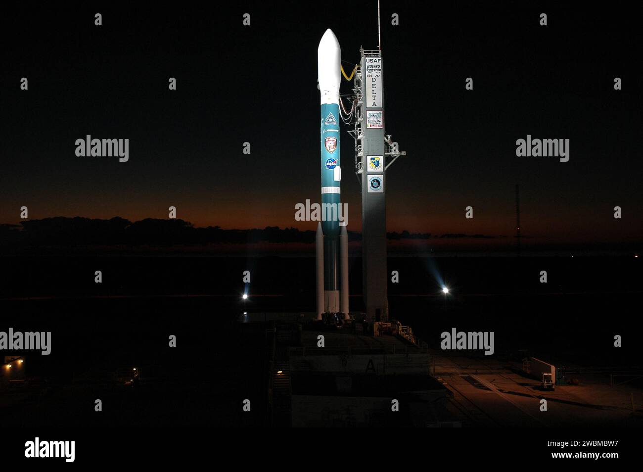 CENTRE SPATIAL KENNEDY, FLA. - Un lanceur consommable Boeing Delta II est prêt à lancer le vaisseau spatial Swift de la NASA après le redressement de la tour au complexe 17a, Cape Canaveral Air Force Station. SWIFT est le premier observatoire multi-longueurs d'onde de son genre dédié à l'étude de la science des rafales de rayons gamma. Ses trois instruments travailleront ensemble pour observer les GRB et les rémanences dans les bandes gamma, X, ultraviolet et optique. SWIFT devrait être lancé le 20 novembre à 12 10 h HNE. Banque D'Images