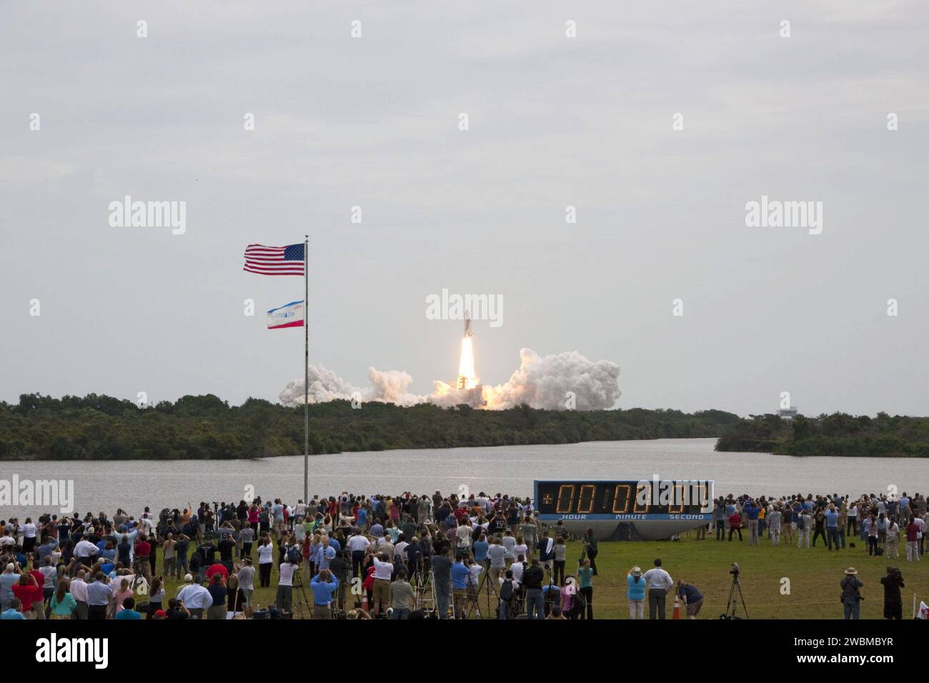 Atlantis se lance depuis la plate-forme de lancement 39A du Kennedy Space Center le 8 juillet 2011, transportant les astronautes Chris Ferguson, Doug Hurley, Sandy Magnus et Rex Walheim avec le module Raffaello et la mission de ravitaillement robotique sur le dernier vol de navette de la NASA. Banque D'Images