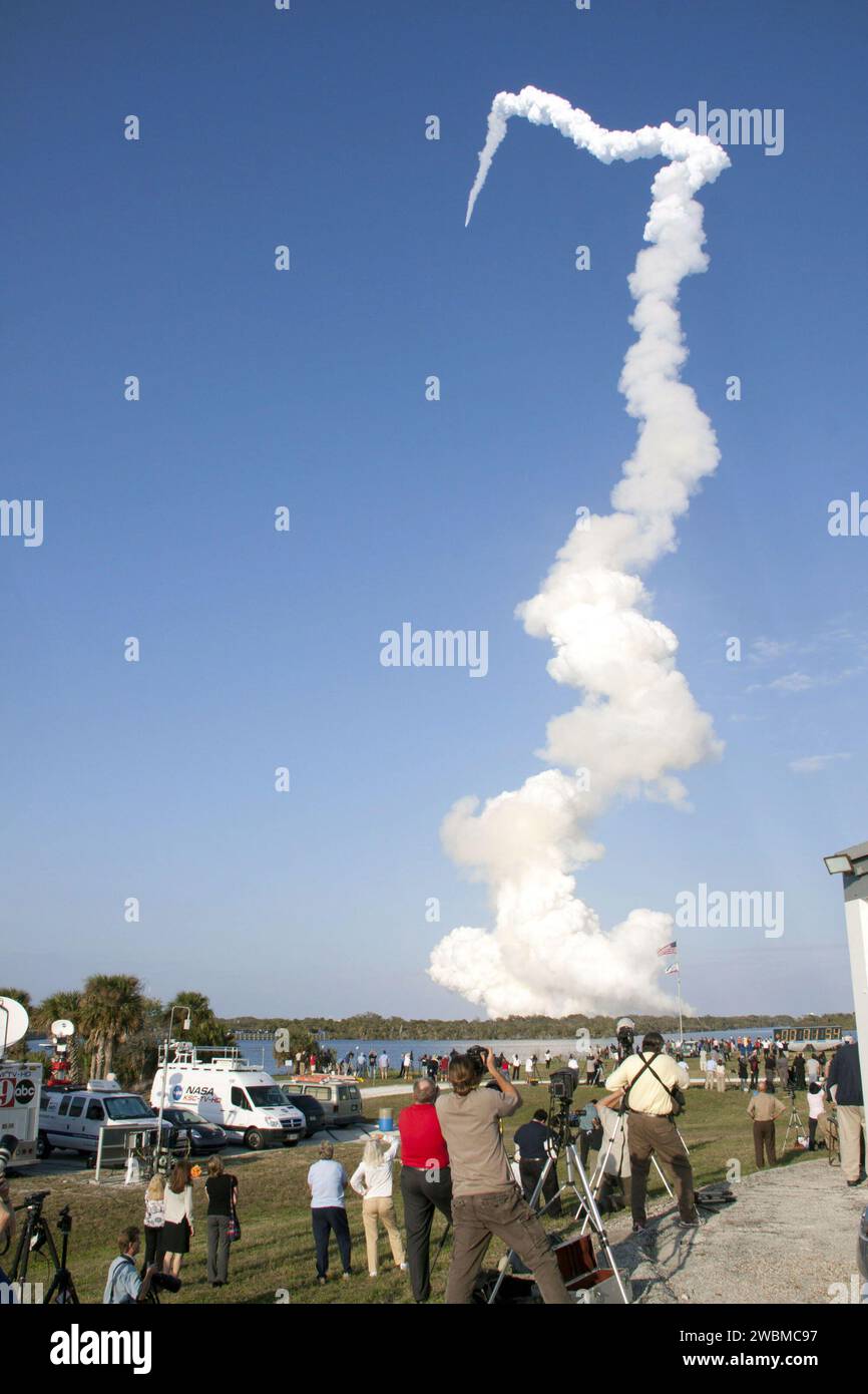 Discovery sera lancé à partir de l’aire de lancement 39A du Kennedy Space Center en Floride à 16 h 53 HNE le 24 février pour sa dernière mission, STS-133, vers la Station spatiale internationale. L'événement, vu depuis le site de presse, marque la 133e mission du Programme de la navette spatiale transportant six astronautes, un module d'approvisionnement et Robonaut 2. Banque D'Images