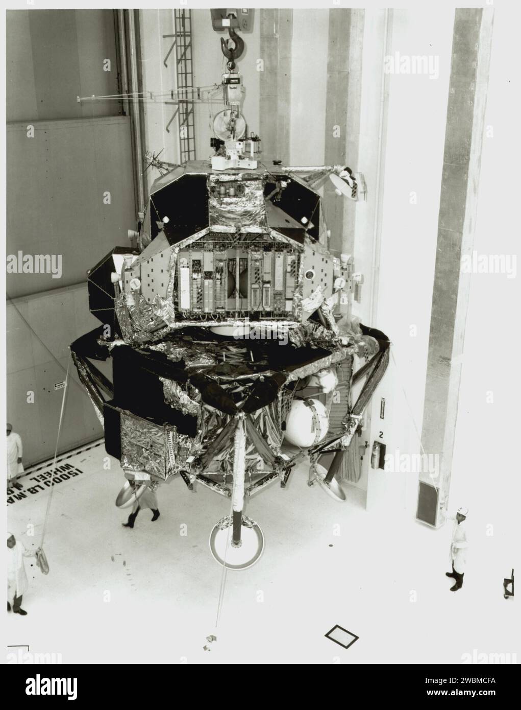 Le module lunaire pour Apollo 11 se déplace de la fixation du train d'atterrissage et s'accouple à l'adaptateur du module lunaire du vaisseau spatial. Banque D'Images