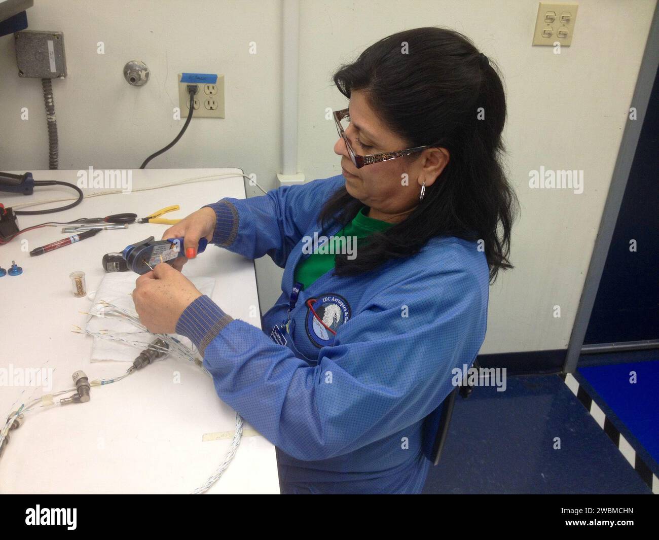 L'équipe du programme Orion a visité Southern California Braiding à Bell Gardens, en Californie, le 29 janvier 2014, pour observer les procédés de fabrication et d'assemblage des matériaux des engins spatiaux. Banque D'Images