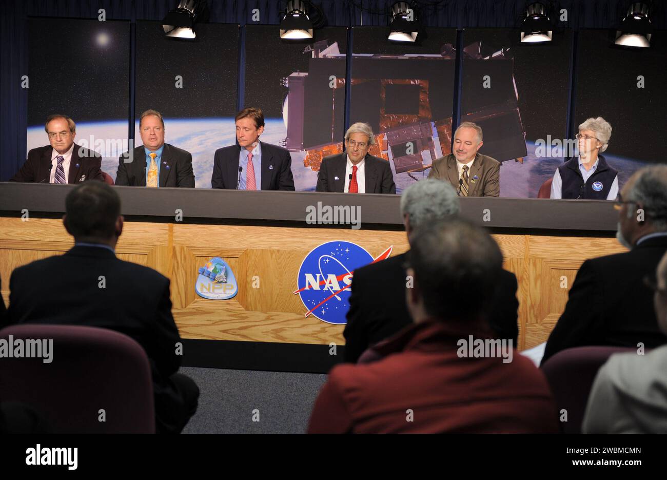 BASE AÉRIENNE DE VANDENBERG, CALIFORNIE -- à la base aérienne de Vandenberg en Californie, les responsables de la NASA et de la NOAA participent à un briefing après le lancement réussi du projet préparatoire du système de satellites environnementaux opérationnels en orbite polaire national (NPP) de la NASA à bord d'une fusée Delta II de la United Launch Alliance. De gauche à droite : George Diller, NASA public Affairs ; Ken Schwer, chef de projet NPP, Goddard Space Flight Center de la NASA ; Jim Gleason, scientifique du projet NPP, Goddard Space Flight Center de la NASA ; Mike Frielich, directeur, NASA Earth Science Division ; Charles gay, associé par intérim admini Banque D'Images
