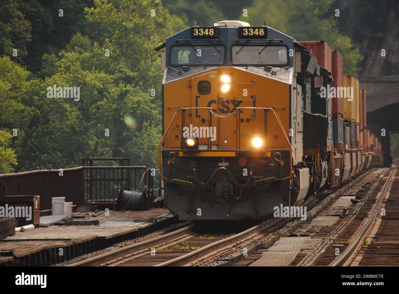 Voici une photo d'un train CSX intermodal à double pile passant par Harpers Ferry, WV. Banque D'Images