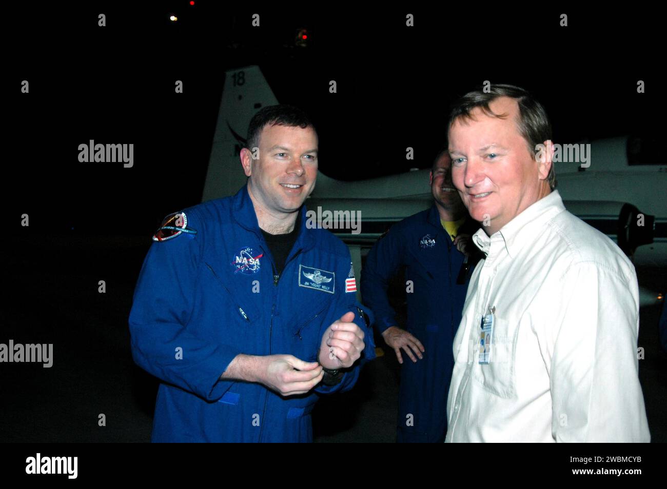 Au Kennedy Space Center, le pilote du STS-114 James Kelly et son équipage participent au test de démonstration du compte à rebours terminal à l'installation d'atterrissage de la navette, y compris le compte à rebours simulé, l'arrêt du moteur principal et la formation à l'évacuation d'urgence. STS-114 est la première mission de retour en vol à destination de la Station spatiale internationale, avec une fenêtre de lancement du 13 au 31 juillet. Banque D'Images