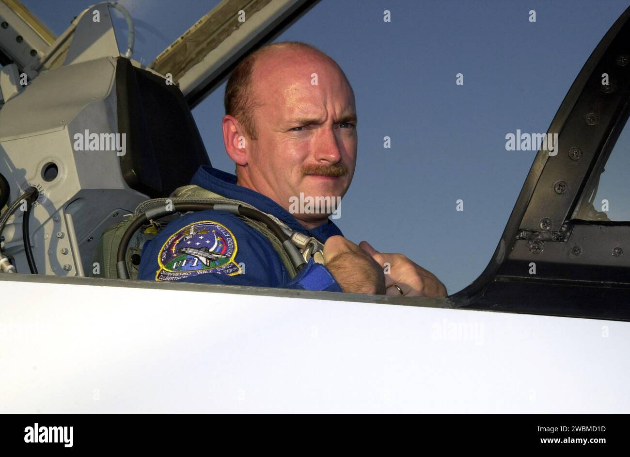 KENNEDY SPACE CENTER, FLORIDE. -- le pilote STS-108 Mark E. Kelly arrive au KSC dans un avion d'entraînement T-38. Lui et le reste de l'équipage se prépareront pour le lancement le 29 novembre sur la navette spatiale Endeavour. Le décollage est prévu pour 7 41 h HNE. Les principales priorités de la mission STS-108 (UF-1) d'Endeavour sont la rotation des équipages des expéditions trois et quatre de la Station spatiale internationale, l'acheminement de l'eau, de l'équipement et des fournitures à la station dans le module logistique polyvalent Raffaello, et l'achèvement des sorties dans l'espace et des tâches robotiques. Les spécialistes de mission Linda A. Godwin et Daniel M. Tani y participeront Banque D'Images