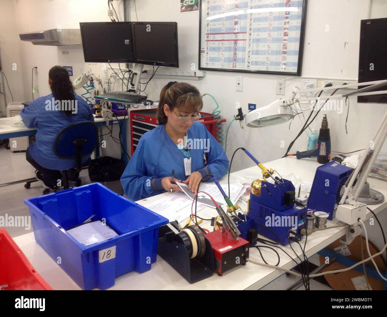 L'équipe du programme Orion a visité Southern California Braiding à Bell Gardens, en Californie, le 29 janvier 2014, pour observer les procédés de fabrication et d'assemblage des matériaux des engins spatiaux. Banque D'Images