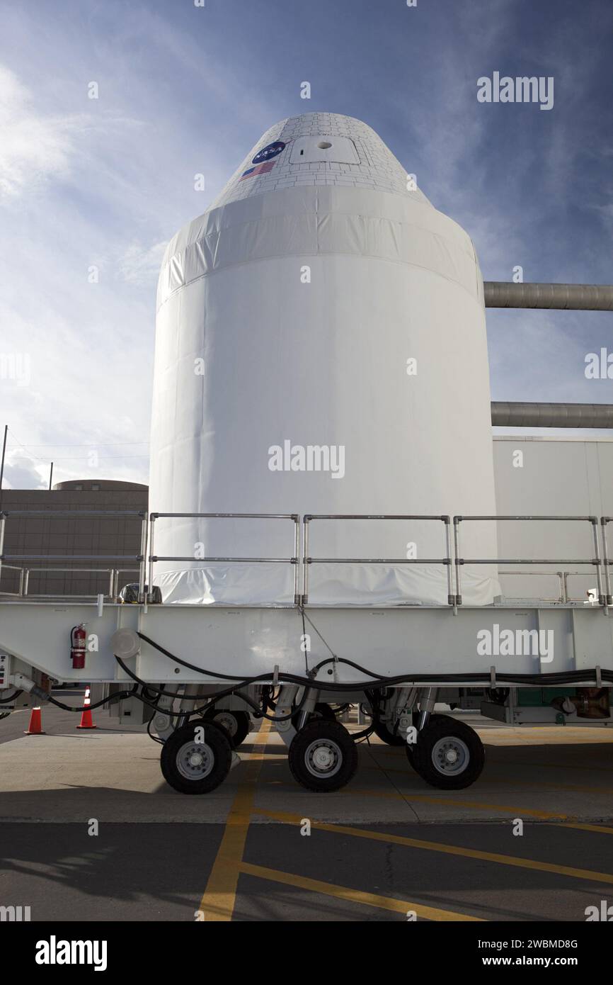 Une maquette de vaisseau spatial Orion à grande échelle a été déplacée du bâtiment des opérations et des vérifications à l'installation de traitement de charges utiles multiples du Kennedy Space Center pour tester les trajectoires du matériel de vol avant les lancements non pilotés en 2014 et 2017. Banque D'Images