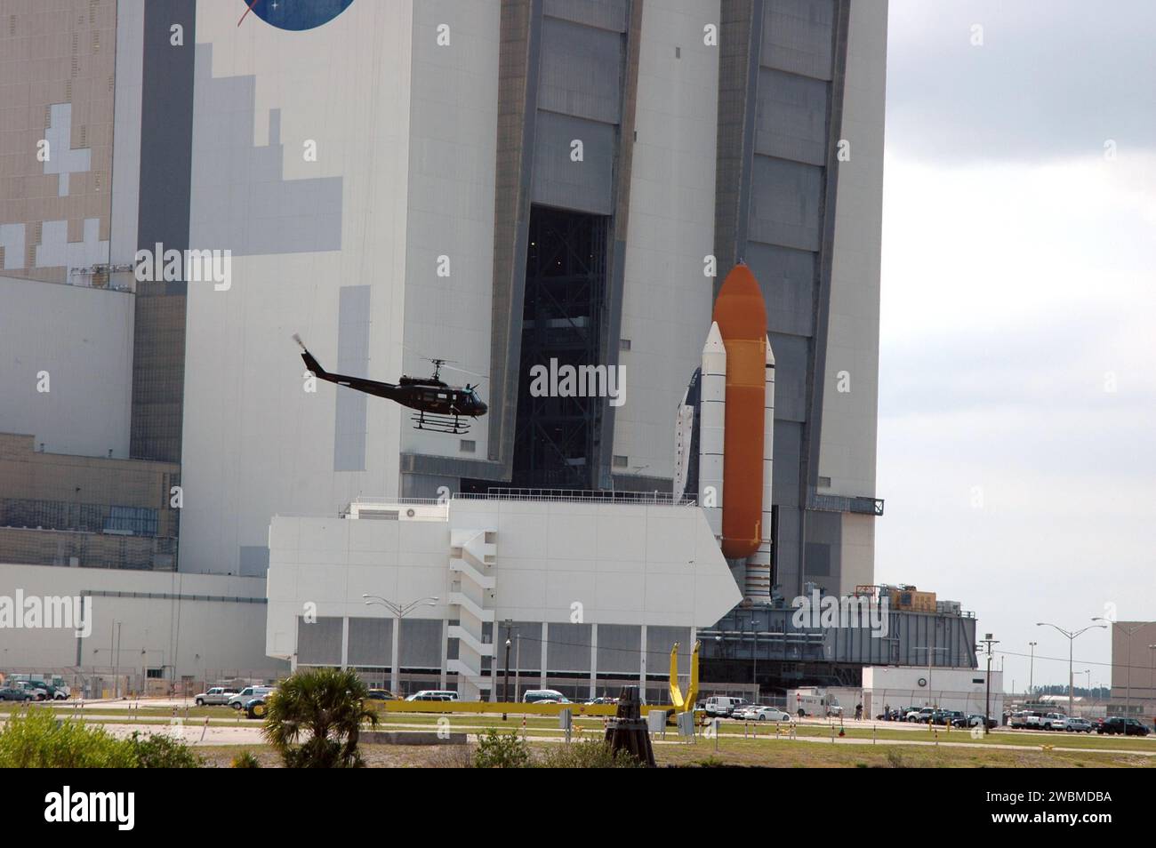 La navette spatiale Discovery sur la plate-forme de lanceur mobile approche de la baie haute 1 dans le bâtiment d'assemblage de véhicules au Kennedy Space Center pendant le recul de l'aire de lancement 39B. La navette sera retirée de son réservoir externe et préparée pour être rattachée à un nouveau réservoir et à des Solid Rocket Boosters avant la mission de retour au vol STS-114, avec une fenêtre de lancement du 13 au 31 juillet. Banque D'Images