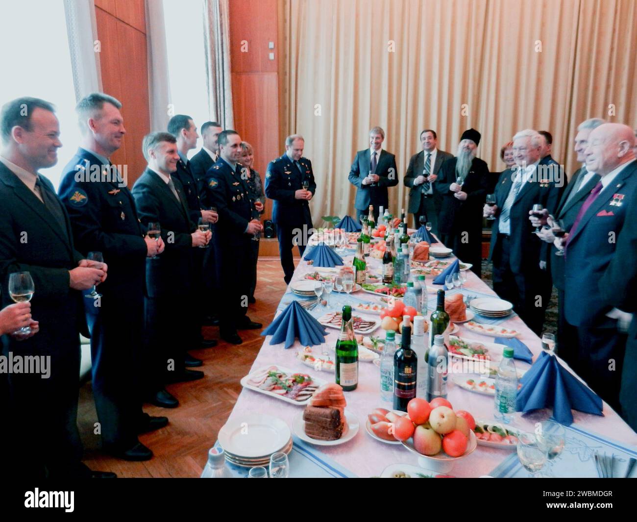 Au centre d'entraînement des cosmonautes Gagarine à Star City, en Russie, le célèbre cosmonaute russe Alexei Leonov (à droite) a grillé les membres de l'équipage principal et auxiliaire de l'expédition 27 lors d'un petit déjeuner le 21 mars 2011 avant leur départ pour leur site de lancement au cosmodrome de Baïkonour au Kazakhstan. De gauche à droite se trouvent Ron Garan, ingénieur de vol de la NASA, le cosmonaute russe Alexander Samokutyaev, commandant de Soyouz, et le cosmonaute russe Andrey Borisenko, ingénieur de vol, ainsi que les membres d'équipage de secours Anatoly Ivanishin et Anton Shklaperov de Russie et Daniel Burbank de la NASA. Garan, Samokut Banque D'Images