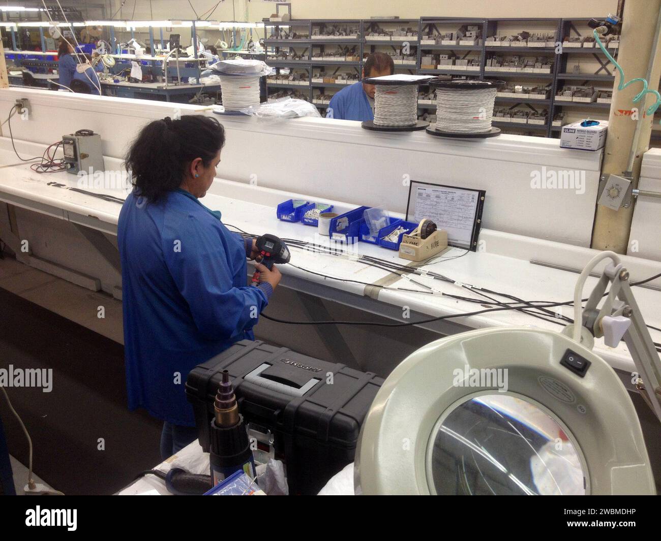 L'équipe du programme Orion a visité Southern California Braiding à Bell Gardens, en Californie, le 29 janvier 2014, pour observer les procédés de fabrication et d'assemblage des matériaux des engins spatiaux. Banque D'Images