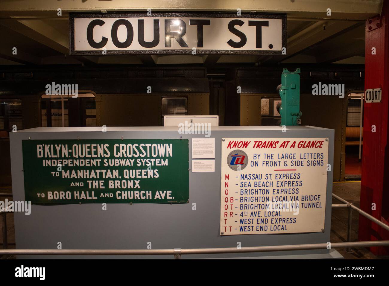 Un plan complet d'un comptoir de restaurant situé dans un restaurant confortable court-Street Banque D'Images