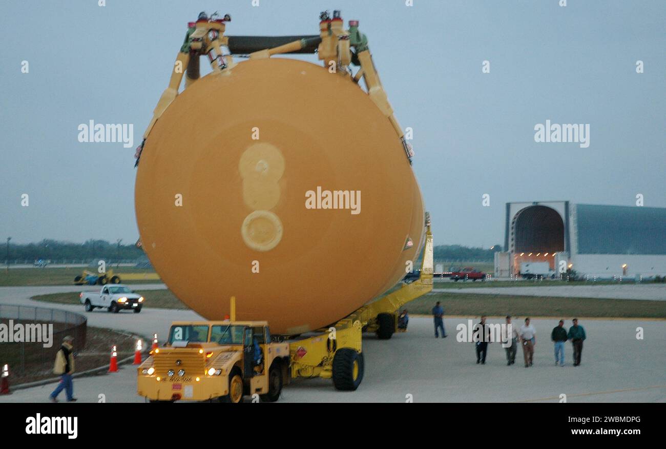 Le réservoir externe et-121 redessiné, récemment transporté par barge depuis l'usine de montage de Michoud, est déplacé vers le bâtiment de montage de véhicules au Kennedy Space Center. Équipé de capteurs de température et d'accéléromètres pour mesurer les vibrations, il est conçu pour la mission de retour au vol STS-121 prévue entre le 12 et le 31 juillet 2005. Banque D'Images