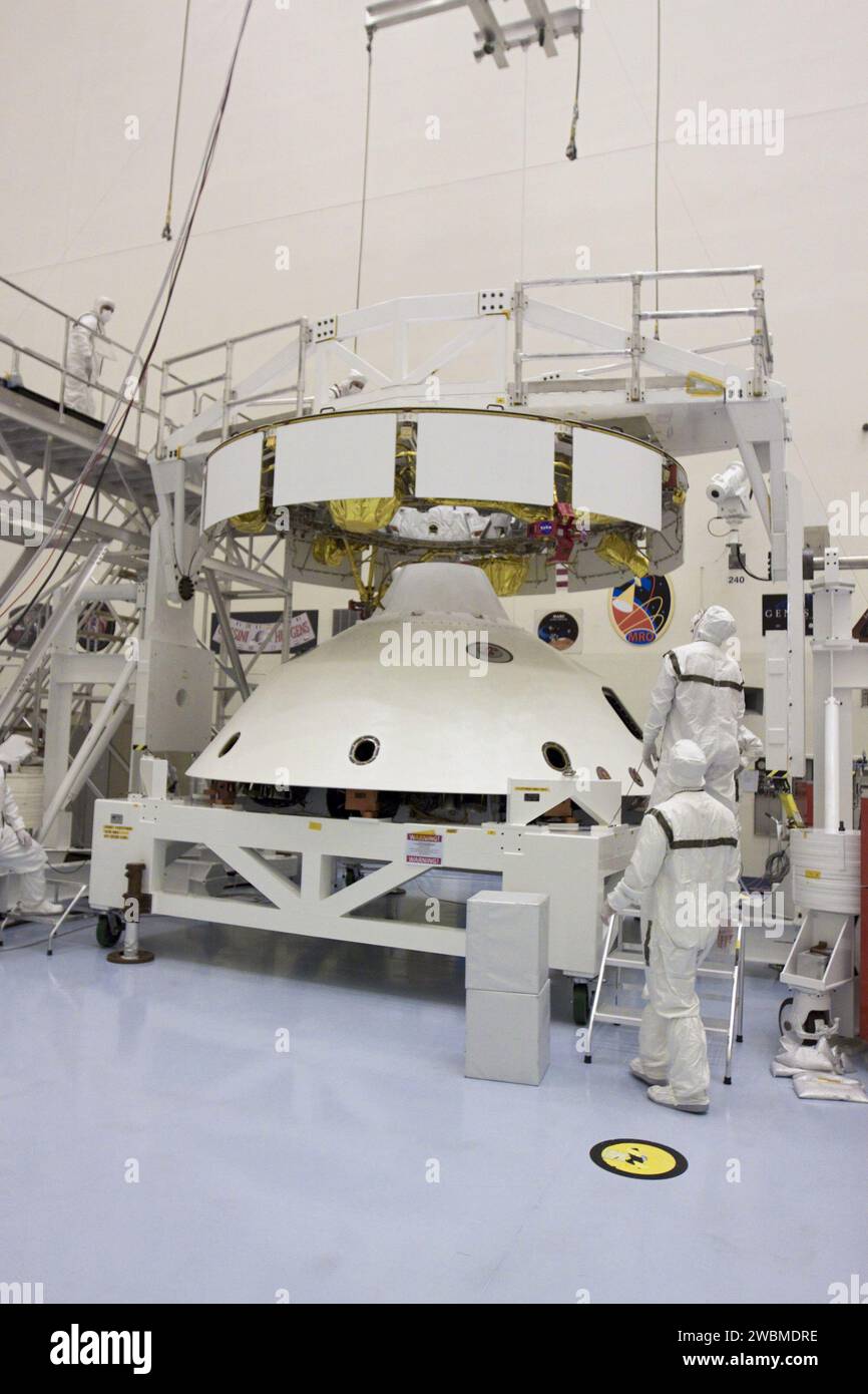 CAP CANAVERAL, Floride. – Dans l’installation d’entretien des charges utiles du Kennedy Space Center de la NASA en Floride, les techniciens se préparent à fixer un pont roulant à la mission Aeroshell du Mars Science Laboratory (MSL) de la NASA (contenant le rover Curiosity compact de la taille d’une voiture), qui sera couplé à la phase de croisière. La phase de croisière fournit de l'énergie solaire, des propulseurs pour la navigation et des échangeurs de chaleur au rover pendant son vol de la Terre à Mars. Le rover Curiosity dispose de 10 instruments scientifiques conçus pour rechercher des preuves sur le fait que Mars a eu des environnements favorables à la vie microbienne, y compris Banque D'Images