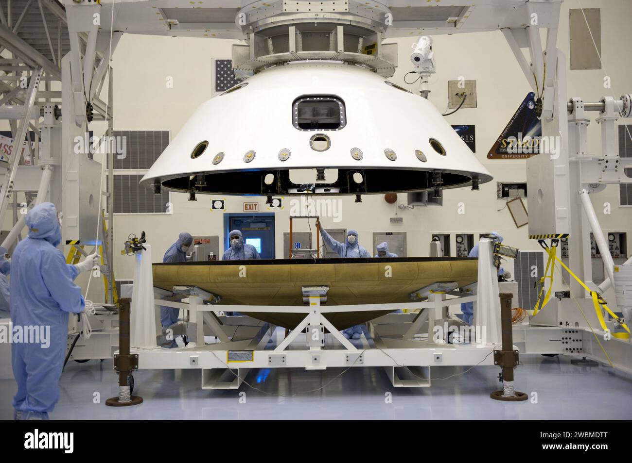 Au Centre spatial Kennedy, les techniciens séparent les composants aéroShell du mars Science Laboratory de la NASA, y compris le bouclier thermique et la coque arrière, préparant le rover Curiosity avec dix instruments scientifiques pour sa mission d'enquêter sur les environnements martiens et de rechercher des signes de vie. Banque D'Images