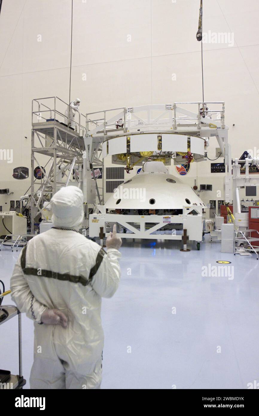 CAP CANAVERAL, Floride. – Dans le Payload Hazardous Servicing Facility du Kennedy Space Center de la NASA en Floride, les techniciens commencent le processus d'accouplement de la phase de croisière de mission Mars Science Laboratory (MSL) de la NASA à l'aéroshell, qui contient le rover Curiosity compact de la taille d'une voiture. La phase de croisière fournit de l'énergie solaire, des propulseurs pour la navigation et des échangeurs de chaleur au rover pendant son vol de la Terre à Mars. Le rover Curiosity dispose de 10 instruments scientifiques conçus pour rechercher des preuves permettant de savoir si Mars a eu des environnements favorables à la vie microbienne, y compris des ingrédients chimiques pour la vie Banque D'Images