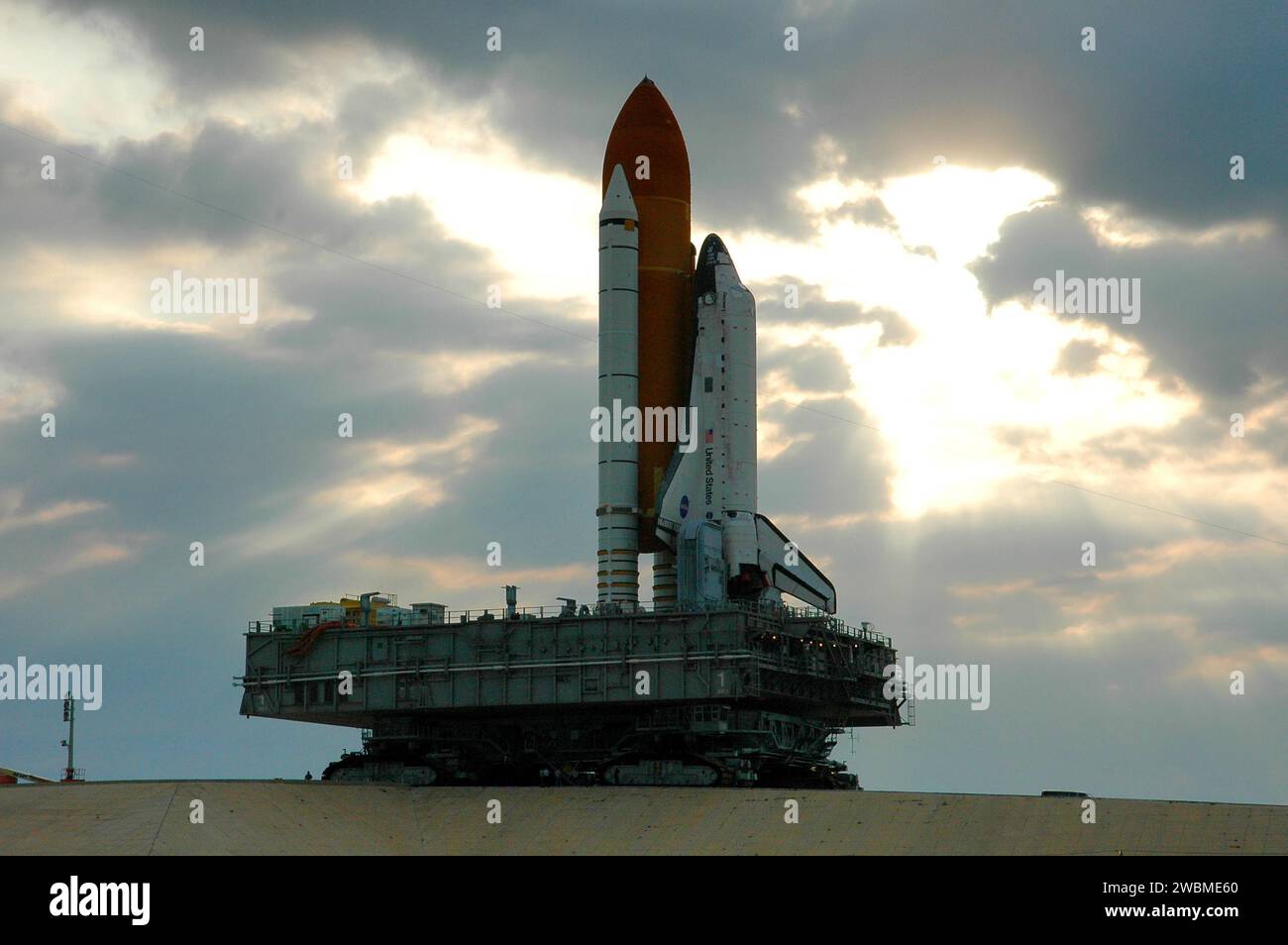 La navette spatiale Discovery a roulé sur la plate-forme de lanceur mobile vers le bâtiment d'assemblage de véhicules au Centre spatial Kennedy de la NASA depuis la zone de lancement 39B pour être attachée à un nouveau réservoir externe et des propulseurs de fusée solides en préparation de la mission de retour au vol STS-114 prévue entre le 13 juillet et le 31 juillet. Banque D'Images