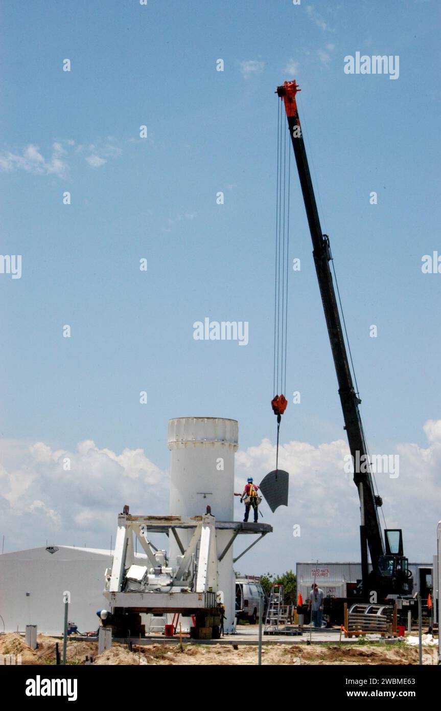 Une base radar en bande C de 50 pieds a été construite à North Merritt Island, en Floride, pour suivre les lancements de la navette spatiale et observer les débris potentiels. Le radar prend en charge les missions de navette à long terme, y compris le retour au vol STS-114, avec une fenêtre de lancement du 13 au 31 juillet. Banque D'Images