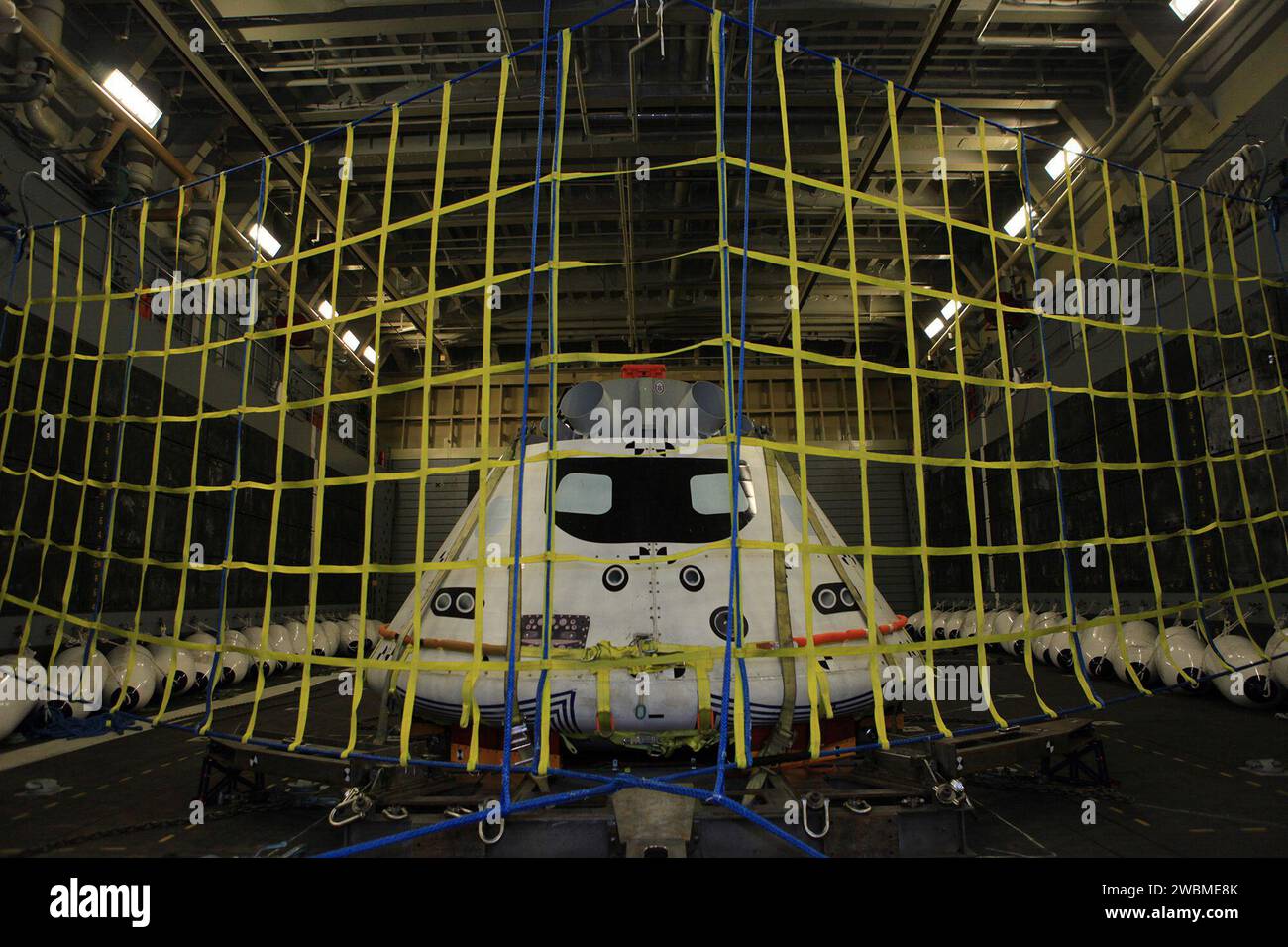 Une version d'essai d'Orion est positionnée à l'intérieur du pont de puits de l'USS Anchorage le 31 juillet 2014, tandis que les équipes de la NASA et de l'US Navy pratiquent les techniques de récupération au large des côtes californiennes pour EFT-1. Banque D'Images