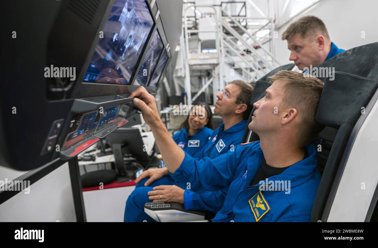 Jsc2023e066247 (15 octobre 2023) --- les quatre membres de l'équipage SpaceX Crew-8 (de gauche à droite) Jeanette Epps, Michael Barratt et Matthew Dominick, tous astronautes de la NASA, et Alexander Grebenkin de Roscosmos, sont photographiés lors d'une séance d'entraînement au siège social de SpaceX à Hawthorne, Californie. Banque D'Images