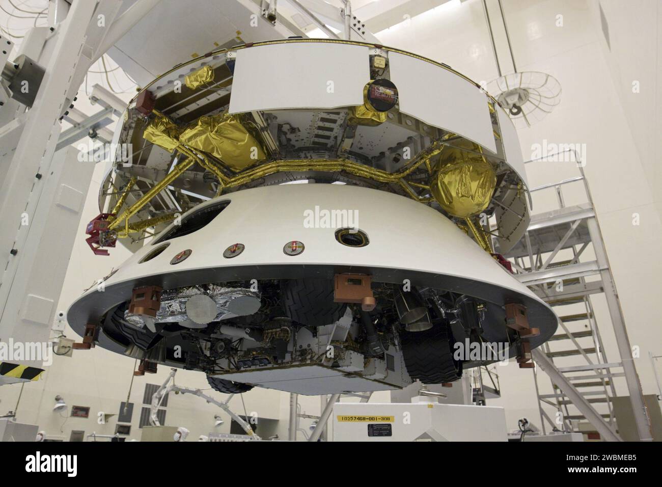 CAP CANAVERAL, Floride. – Dans le Payload Hazardous Servicing Facility du Kennedy Space Center de la NASA en Floride, la mission Aeroshell du Mars Science Laboratory (MSL) de la NASA, (contenant le rover Curiosity compact de la taille d’une voiture), a été couplée à la scène de croisière. La phase de croisière fournit de l'énergie solaire, des propulseurs pour la navigation et des échangeurs de chaleur au rover pendant son vol de la Terre à Mars. Le rover Curiosity dispose de 10 instruments scientifiques conçus pour rechercher des preuves permettant de savoir si Mars a eu des environnements favorables à la vie microbienne, y compris des ingrédients chimiques pour la vie. Le rover unique nous le fera Banque D'Images