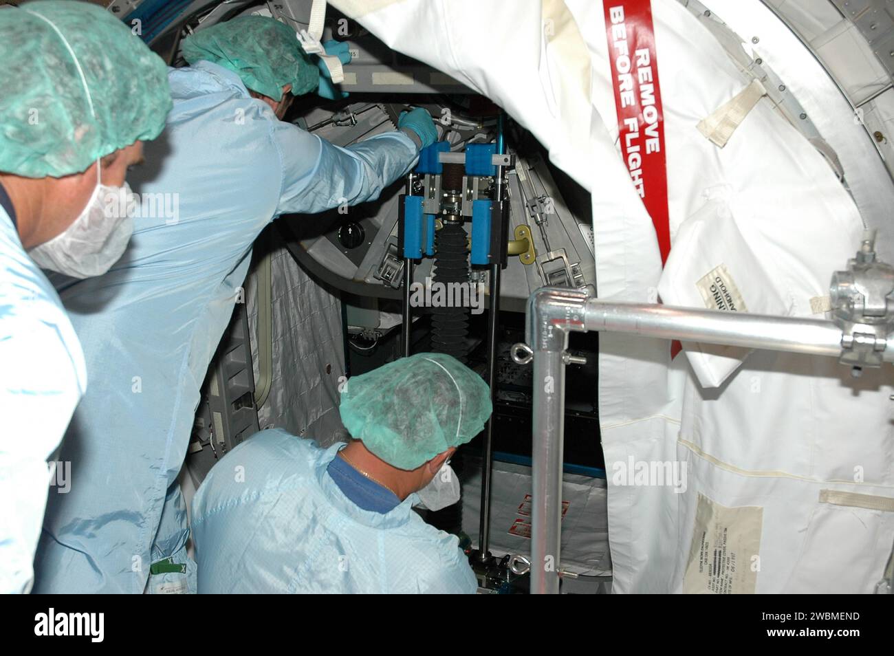 Les travailleurs de l’installation de traitement de la Station spatiale inspectent la trappe et les fixations mécaniques du module logistique polyvalent Raffaello avant son lancement dans le cadre de la mission STS-114 de Discovery vers l’ISS, assurant ainsi un assemblage sécurisé et une sécurité lors de l’ascension. La période de lancement est du 13 au 31 juillet. Banque D'Images