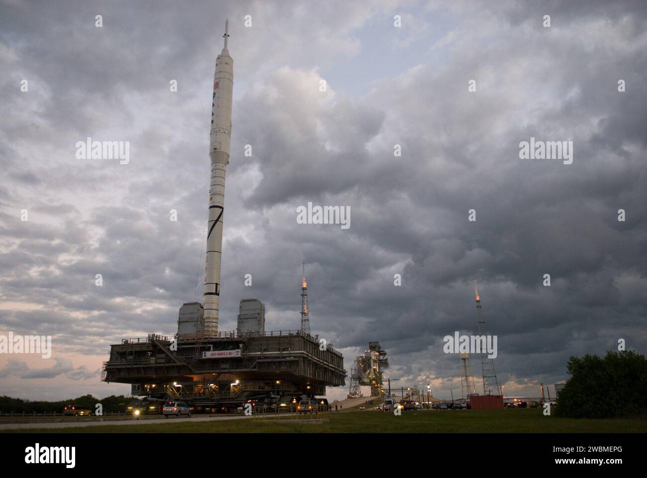 Au lever du soleil au-dessus de l'aire de lancement 39B, la fusée Ares I-X de 327 pieds de haut sur une plate-forme de lanceur mobile se prépare à monter la rampe au Kennedy Space Center. La fusée a quitté le bâtiment d'assemblage des véhicules à 1h39 pour son voyage de 4,2 milles et a atteint la plate-forme à 9h17 dans le cadre des préparatifs du programme Constellation pour le vol d'essai Ares I le 27 octobre. Banque D'Images