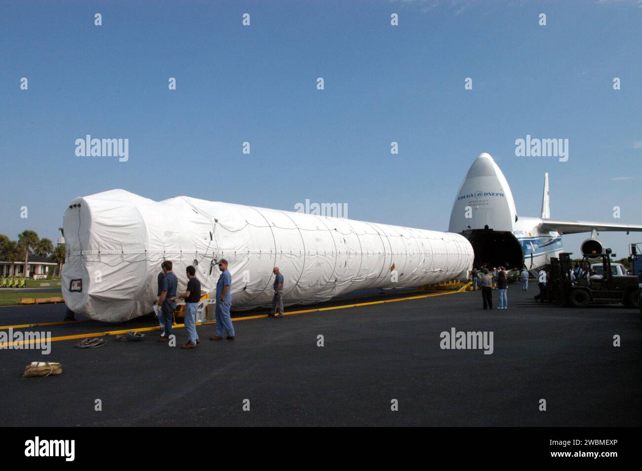 CENTRE SPATIAL KENNEDY, FLA. - À la bande de dérapage de la station aérienne de Cape Canaveral, le segment booster d'un Lockheed Martin Atlas V est dégagé de l'avion cargo russe Antonov AH-124-100 qui l'a amené. L'Atlas V, désigné AV-007, est le lanceur de Mars reconnaissance Orbiter (MRO). Le MRO est conçu pour une série de cartographie mondiale, de levés régionaux et d'observations ciblées à partir d'une orbite de Mars proche-polaire et à basse altitude. Ces observations seront sans précédent en termes de résolution spatiale et de couverture obtenues par les instruments de l’orbiteur lorsqu’ils observent l’atmosphère A. Banque D'Images