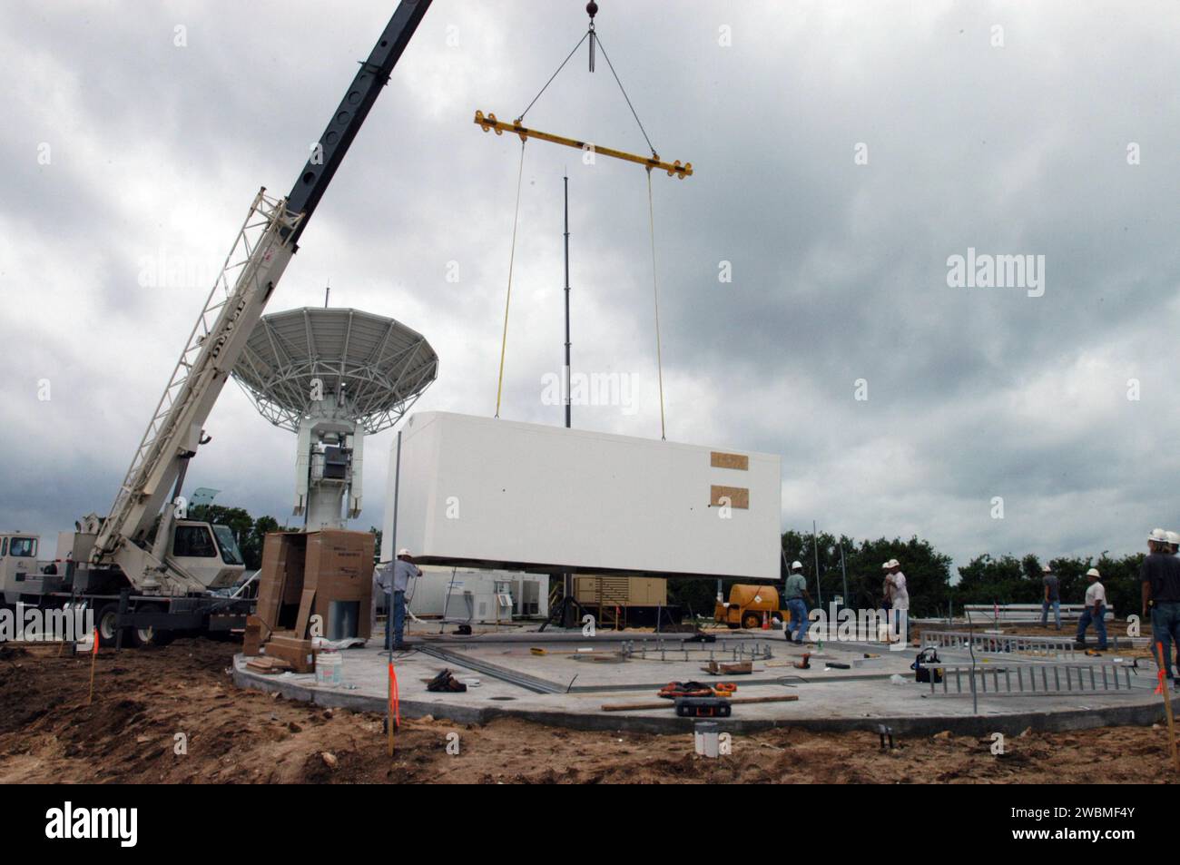 Un radar en bande C de la NASA de 50 pieds est livré à North Merritt Island pour suivre les lancements de la navette spatiale et surveiller les débris. Un radar Pathfinder existant de 30 pieds déjà démontré lors du lancement de Delta Messenger soutient les missions de retour au vol STS-114 à venir du 13 au 31 juillet. Banque D'Images