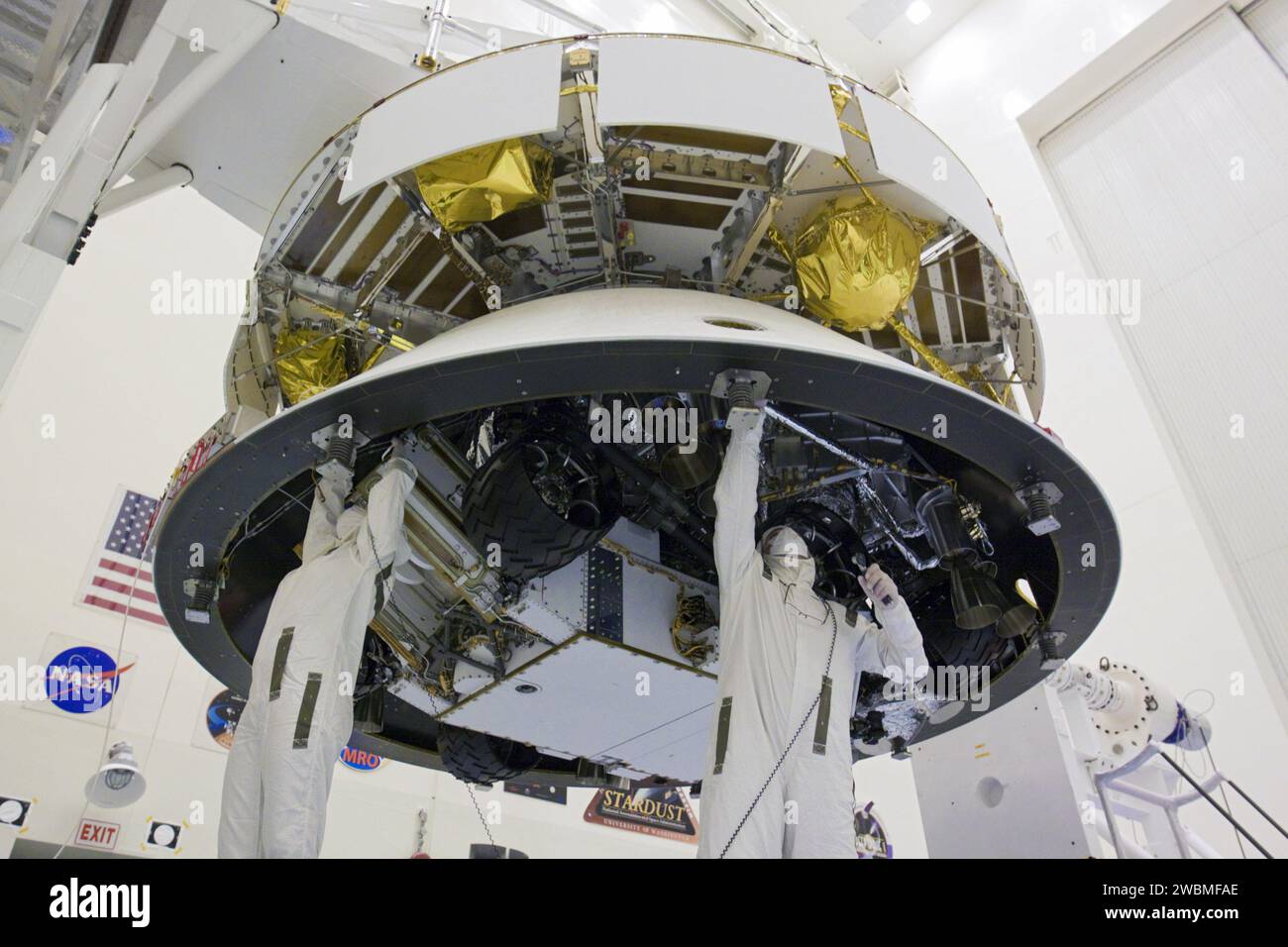 CAP CANAVERAL, Floride. – Dans le Payload Hazardous Servicing Facility du Kennedy Space Center de la NASA en Floride, les techniciens travaillent sous la mission Aeroshell du Mars Science Laboratory (MSL) de la NASA (contenant le rover Curiosity compact de la taille d’une voiture), qui a été accouplée à la scène de croisière. La phase de croisière fournit de l'énergie solaire, des propulseurs pour la navigation et des échangeurs de chaleur au rover pendant son vol de la Terre à Mars. Le rover Curiosity dispose de 10 instruments scientifiques conçus pour rechercher des preuves sur la question de savoir si Mars a eu des environnements favorables à la vie microbienne, y compris des ingrédients chimiques pour Banque D'Images