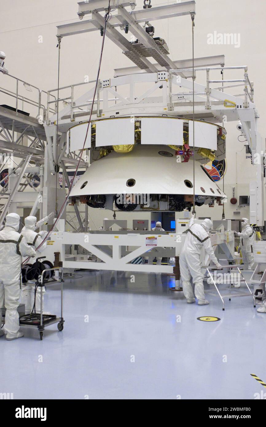 CAP CANAVERAL, Floride. – Dans le Payload Hazardous Servicing Facility du Kennedy Space Center de la NASA en Floride, les techniciens, à l’aide d’un pont roulant, soulèvent la mission Aeroshell du Mars Science Laboratory (MSL) de la NASA, (contenant le rover Curiosity compact de la taille d’une voiture), pour s’accoupler à la scène de croisière. La phase de croisière fournit de l'énergie solaire, des propulseurs pour la navigation et des échangeurs de chaleur au rover pendant son vol de la Terre à Mars. Le rover Curiosity dispose de 10 instruments scientifiques conçus pour rechercher des preuves sur le fait que Mars a eu des environnements favorables à la vie microbienne, y compris l'ingredi chimique Banque D'Images
