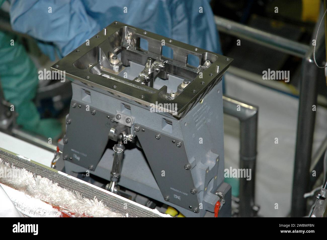 Le mécanisme de positionnement du manipulateur est installé sur la baie de charge utile d'Atlantis à l'installation de traitement Orbiter pour contenir le système de capteur de flèche Orbiter de 50 pieds, qui se fixe au bras robotique Shuttle. L'OBSS transporte des caméras et des systèmes laser pour inspecter le système de protection thermique de la navette. Atlantis est prévu pour la mission de retour au vol STS-121 du 12 au 31 juillet 2005. Banque D'Images