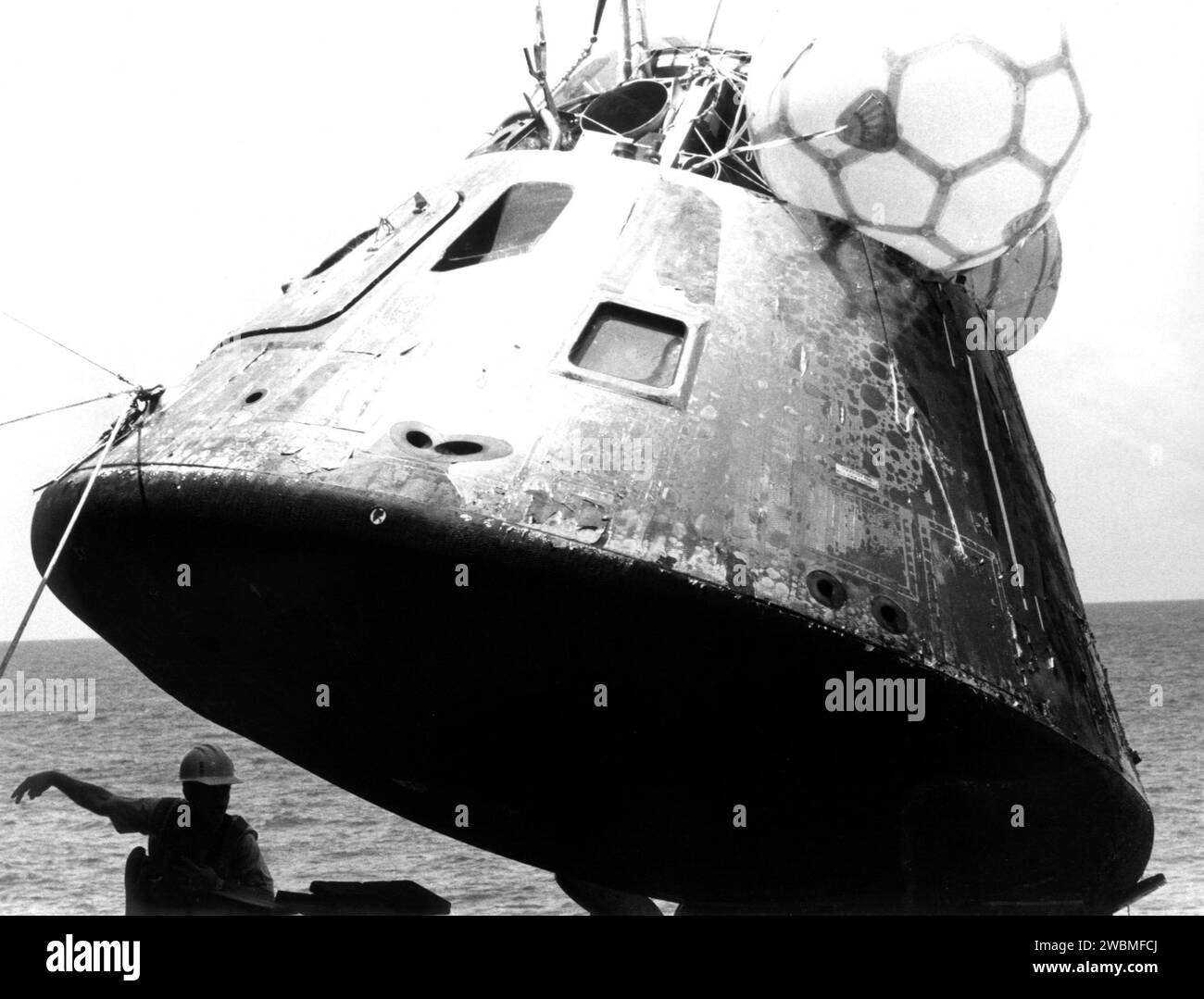 CENTRE SPATIAL KENNEDY, FLA. -- le module de commande ASTP Apollo est descendu sur le pont de l'USS New Orleans après splashdown dans l'océan Pacifique, à l'ouest d'Hawaï, à 5 18 heures aujourd'hui. Une fois à bord du navire, les astronautes de l'ASTP Thomas Stafford, Vance Brand et Donald Slayton sont sortis du vaisseau spatial et ont participé à des cérémonies au cours desquelles ils ont parlé par téléphone au président Gerald Ford. Le splashdown a mis fin à la mission historique de neuf jours de l'équipage, soulignée par leur rendez-vous et leur amarrage avec un vaisseau spatial soviétique Soyouz en orbite terrestre. Banque D'Images