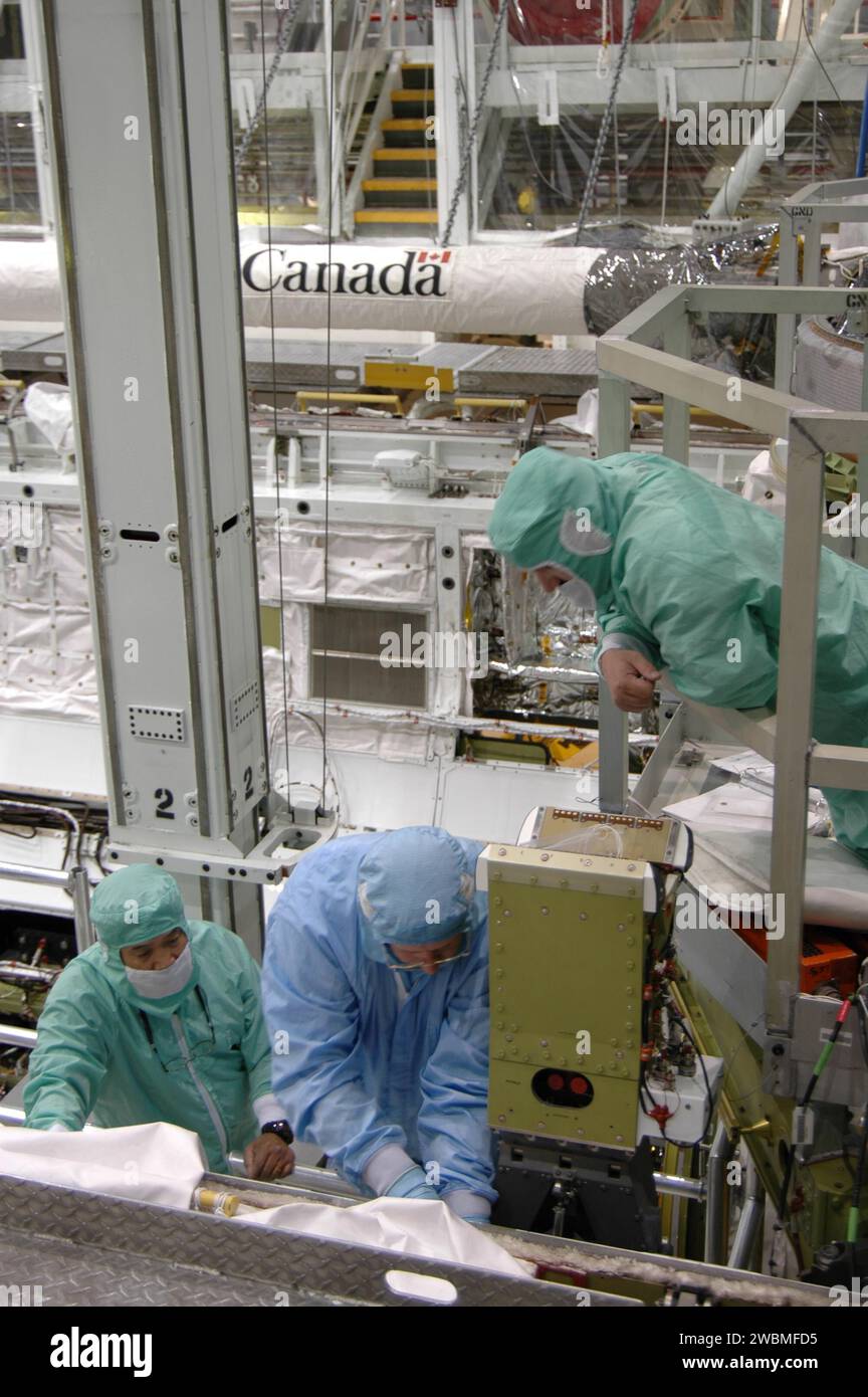 Les techniciens du Kennedy Space Center installent le piédestal du mécanisme de positionnement du manipulateur dans la baie de charge utile d’Atlantis. Le piédestal soutiendra le système de capteur de flèche orbitante de 50 pieds, qui se connecte au bras robotique Shuttle. L'OBSS utilise des caméras et des lasers pour inspecter le système de protection thermique de la navette. Atlantis est prévu pour la mission de retour au vol STS-121 du 12 au 31 juillet 2005. Banque D'Images