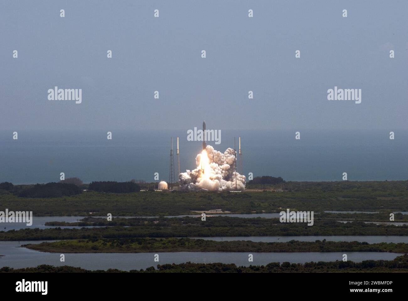 CAP CANAVERAL, Floride. -- la sonde planétaire Juno de la NASA, enfermée dans son carénage de charge utile, commence son voyage de cinq ans jusqu'à Jupiter au sommet d'un lanceur Atlas V-551 de la United Launch Alliance depuis le Space Launch Complex 41 sur la base aérienne de Cape Canaveral en Floride. Le décollage a eu lieu à 12:25 h HAE le 5 août. Le vaisseau solaire orbitera les pôles de Jupiter 33 fois pour en savoir plus sur les origines, la structure, l'atmosphère et la magnétosphère de la géante gazeuse et étudier l'existence d'un noyau planétaire solide. Le Jet propulsion Laboratory de la NASA, à Pasadena, en Californie, gère la mission Juno pour le modèle Banque D'Images