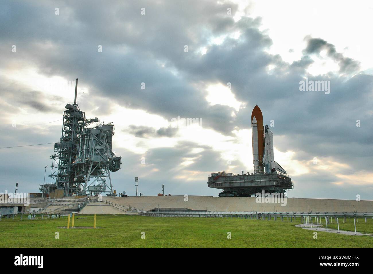 La navette spatiale Discovery sort de l'aire de lancement 39B sur la plate-forme de lancement mobile du Kennedy Space Center en direction du bâtiment d'assemblage des véhicules. Le rollback de 4,2 milles, le 15e dans l'histoire du programme de navette, permet de démanteler du réservoir externe, de modifier le réservoir et de l'attacher à de nouveaux Solid Rocket Boosters en préparation de la mission de retour au vol STS-114. La période de lancement est du 13 au 31 juillet. Banque D'Images