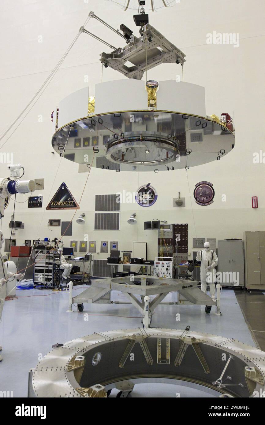 CAP CANAVERAL, Floride. – Dans l’installation d’entretien des charges utiles du Kennedy Space Center de la NASA en Floride, les techniciens, à l’aide d’un pont roulant, soulèvent la scène de croisière de mission Mars Science Laboratory (MSL) de la NASA pour la placer sur un stand de rotation. La phase de croisière fournit de l'énergie solaire, des propulseurs pour la navigation et des échangeurs de chaleur au rover pendant son vol de la Terre à Mars. Les composants de MSL comprennent un rover de la taille d'une voiture, Curiosity, qui dispose de 10 instruments scientifiques conçus pour rechercher des preuves pour savoir si Mars a eu des environnements favorables à la vie microbienne, y compris des ingrédients chimiques Banque D'Images