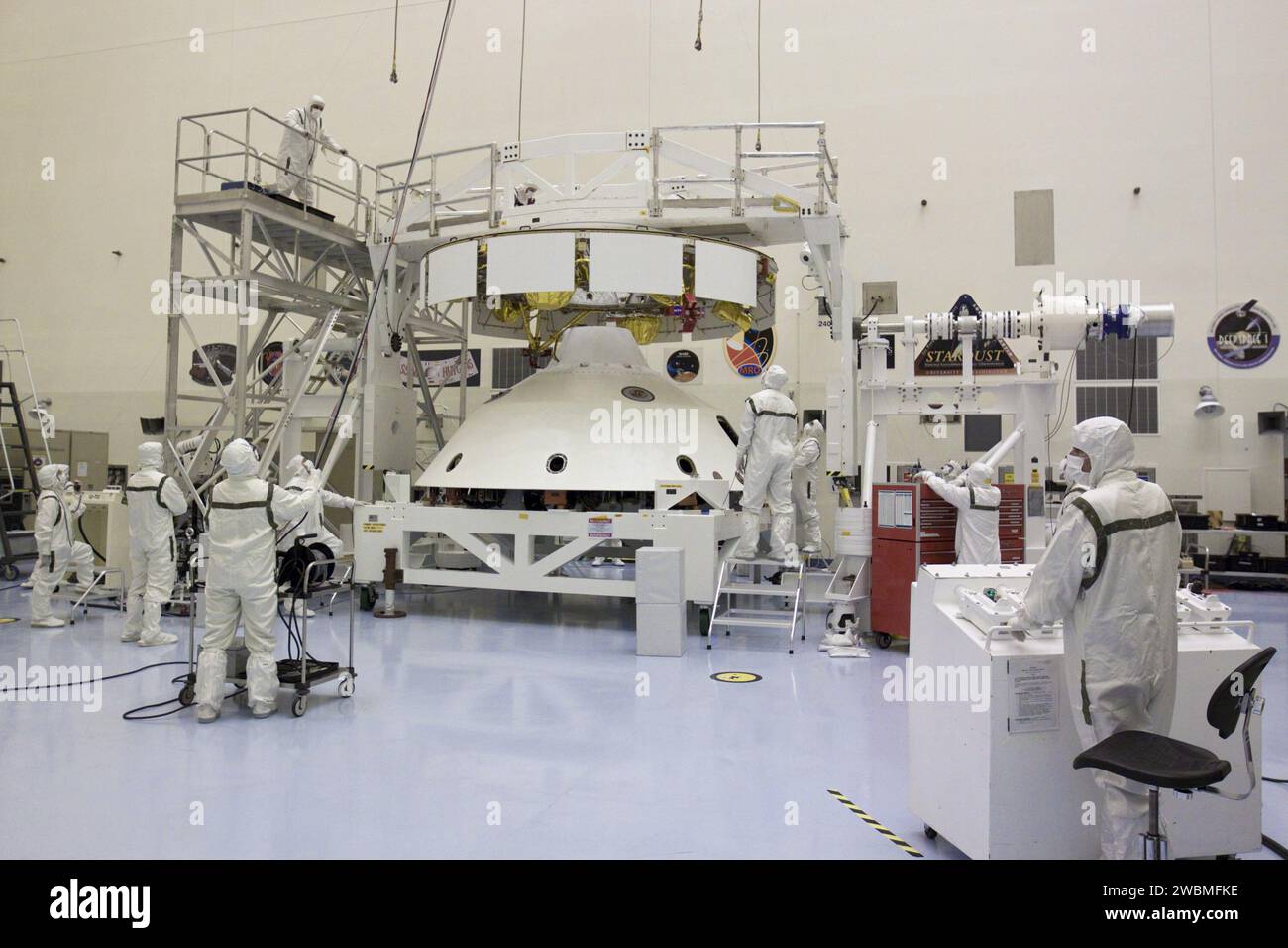 CAP CANAVERAL, Floride. – Dans l’installation d’entretien des charges utiles du Kennedy Space Center de la NASA en Floride, les techniciens se préparent à fixer un pont roulant à la mission Aeroshell du Mars Science Laboratory (MSL) de la NASA (contenant le rover Curiosity compact de la taille d’une voiture), qui sera couplé à la phase de croisière. La phase de croisière fournit de l'énergie solaire, des propulseurs pour la navigation et des échangeurs de chaleur au rover pendant son vol de la Terre à Mars. Le rover Curiosity dispose de 10 instruments scientifiques conçus pour rechercher des preuves sur le fait que Mars a eu des environnements favorables à la vie microbienne, y compris Banque D'Images