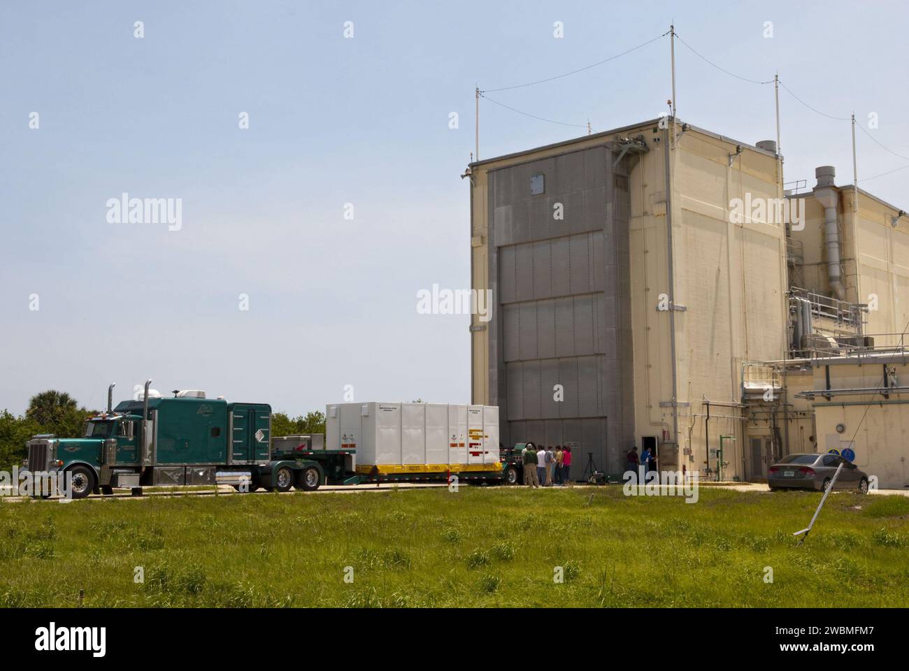 CAP CANAVERAL, Floride. - Les nacelles du système de manœuvre orbitale de Discovery et le système de contrôle de réaction avant ont été chargés dans un conteneur et sont transportés du Centre spatial Kennedy de la NASA en Floride au port spatial White Sands au Nouveau-Mexique. Là, ils subiront une désertion complète et un nettoyage. Le retrait fait partie du processus de transition et de retrait de Discovery. Shuttle Discovery ira au Musée National de l'Air et de l'espace du Smithsonian, Steven F. Udvar-Hazy Center à Chantilly, en Virginie, Endeavour ira au California Science Center à Los Angeles et Ent Banque D'Images