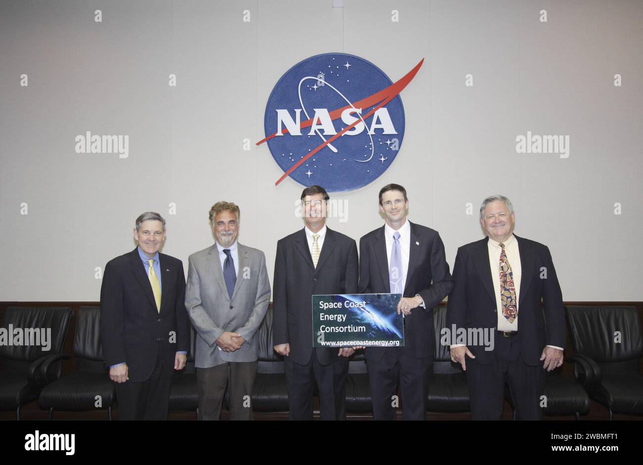 Bob Cabana, directeur du Kennedy Space Center, se joint aux représentants du Space Coast Energy Consortium pour signer un accord sur la loi spatiale. Le consortium à but non lucratif vise à créer des opportunités énergétiques innovantes pour la côte spatiale et la Floride, en soutenant la transition post-spatiale et en construisant des réseaux entre les entreprises et les ressources locales à travers le pays. Banque D'Images