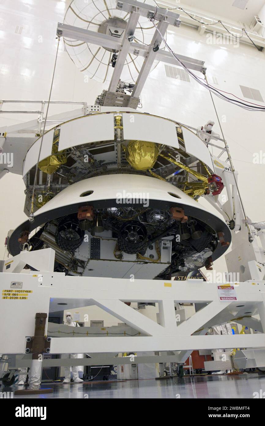 CAP CANAVERAL, Floride. – Dans le Payload Hazardous Servicing Facility du Kennedy Space Center de la NASA en Floride, les techniciens, à l’aide d’un pont roulant, soulèvent la mission Aeroshell du Mars Science Laboratory (MSL) de la NASA, (contenant le rover Curiosity compact de la taille d’une voiture), pour s’accoupler à la scène de croisière. La phase de croisière fournit de l'énergie solaire, des propulseurs pour la navigation et des échangeurs de chaleur au rover pendant son vol de la Terre à Mars. Le rover Curiosity dispose de 10 instruments scientifiques conçus pour rechercher des preuves sur le fait que Mars a eu des environnements favorables à la vie microbienne, y compris l'ingredi chimique Banque D'Images