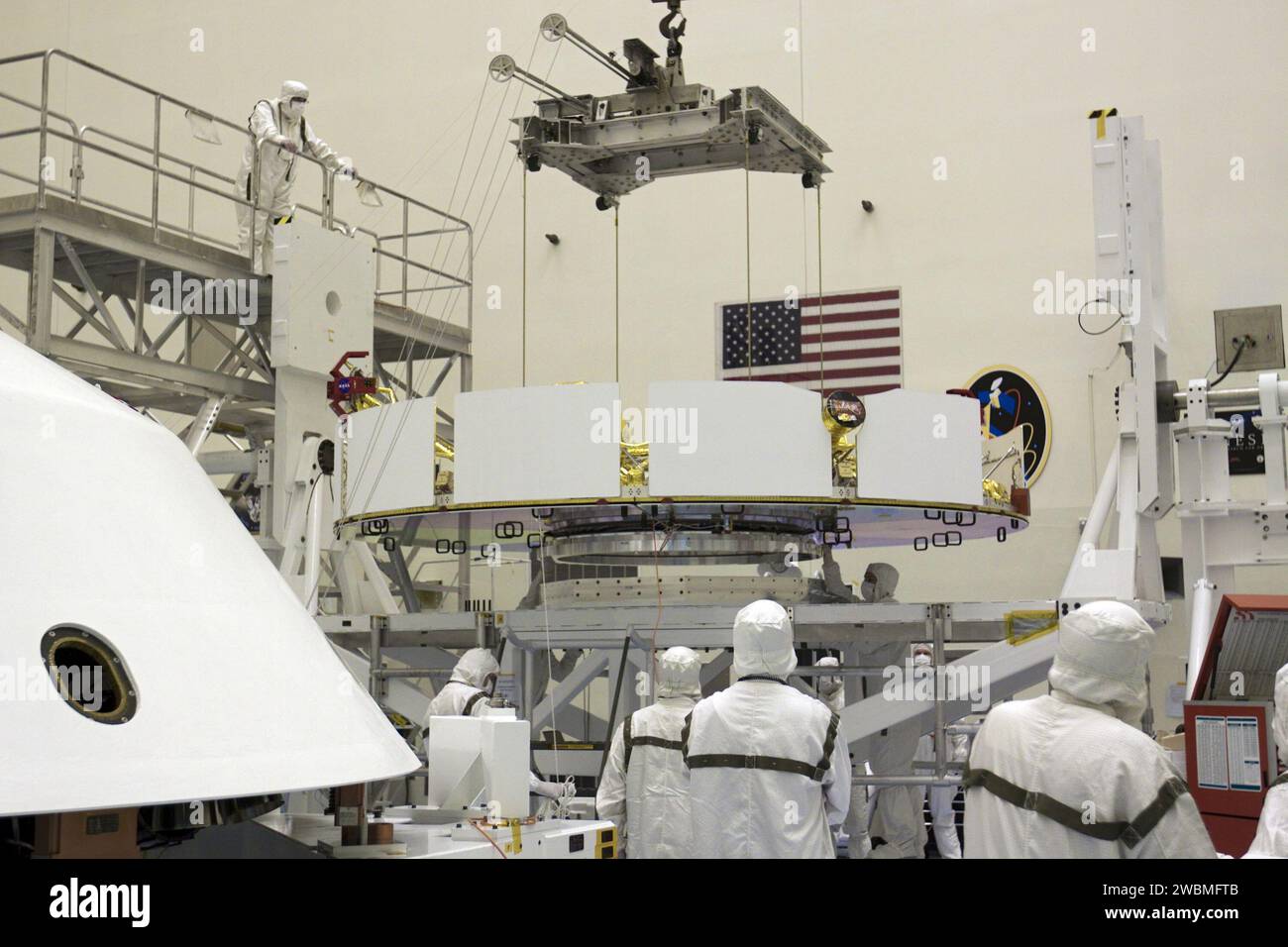 CAP CANAVERAL, Floride. – Dans l’installation d’entretien des charges utiles du Kennedy Space Center de la NASA en Floride, les techniciens inspectent la phase de croisière de mission Mars Science Laboratory (MSL) de la NASA pendant qu’elle est guidée sur un stand de rotation. La phase de croisière fournit de l'énergie solaire, des propulseurs pour la navigation et des échangeurs de chaleur au rover pendant son vol de la Terre à Mars. Les composants de MSL comprennent un rover de la taille d'une voiture, Curiosity, qui dispose de 10 instruments scientifiques conçus pour rechercher des preuves pour savoir si Mars a eu des environnements favorables à la vie microbienne, y compris des ingrédients chimiques pour la vie. L'unique Banque D'Images