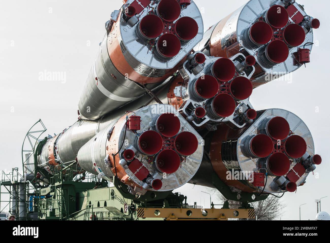 Le vaisseau spatial Soyouz MS-16 et le propulseur d'appoint ont été déplacés vers la rampe de lancement du site 31 au cosmodrome de Baïkonour, Kazakhstan, le 6 avril 2020, pour les derniers préparatifs de lancement. Expédition 63 les astronautes Chris Cassidy, Anatoly Ivanishin et Ivan Vagner devaient lancer le 9 avril une mission ISS de six mois et demi. Banque D'Images