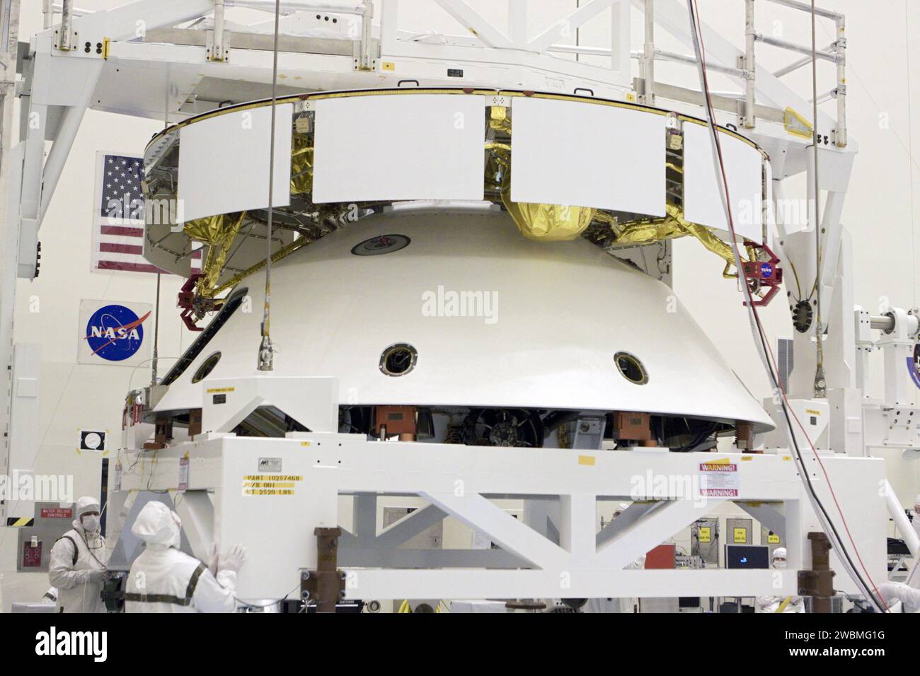 CAP CANAVERAL, Floride. – Dans le Payload Hazardous Servicing Facility du Kennedy Space Center de la NASA en Floride, les techniciens, à l’aide d’un pont roulant, soulèvent la mission Aeroshell du Mars Science Laboratory (MSL) de la NASA, (contenant le rover Curiosity compact de la taille d’une voiture), pour s’accoupler à la scène de croisière. La phase de croisière fournit de l'énergie solaire, des propulseurs pour la navigation et des échangeurs de chaleur au rover pendant son vol de la Terre à Mars. Le rover Curiosity dispose de 10 instruments scientifiques conçus pour rechercher des preuves sur le fait que Mars a eu des environnements favorables à la vie microbienne, y compris l'ingredi chimique Banque D'Images
